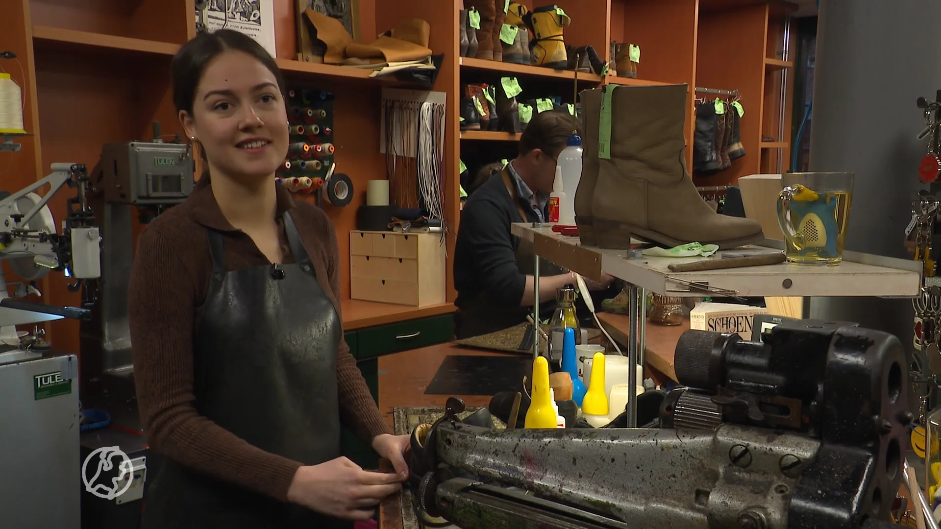 Klanten lopen de deur plat bij schoenmakers Emma en Hans: 'Klanten repareren liever dan dat ze nieuwe kopen'