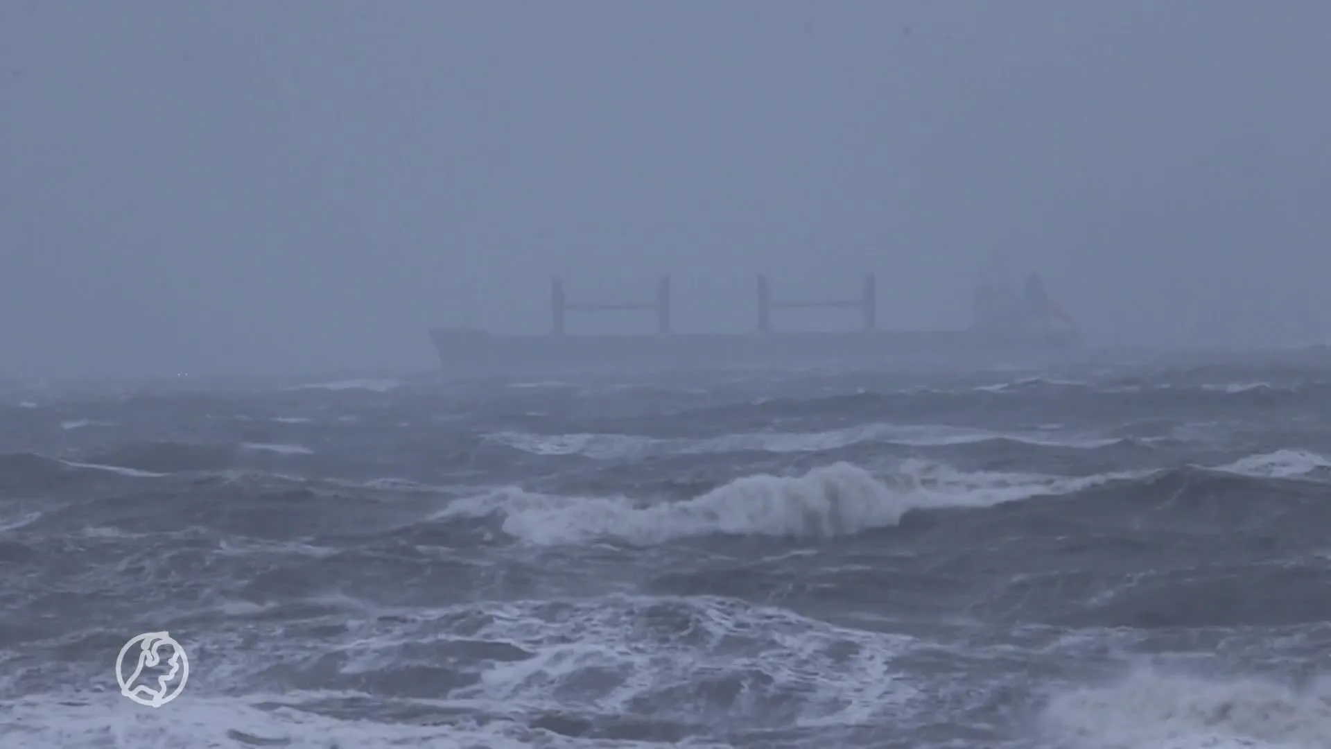Stuurloos schip drijft op Nederlandse kust af na botsing op Noordzee