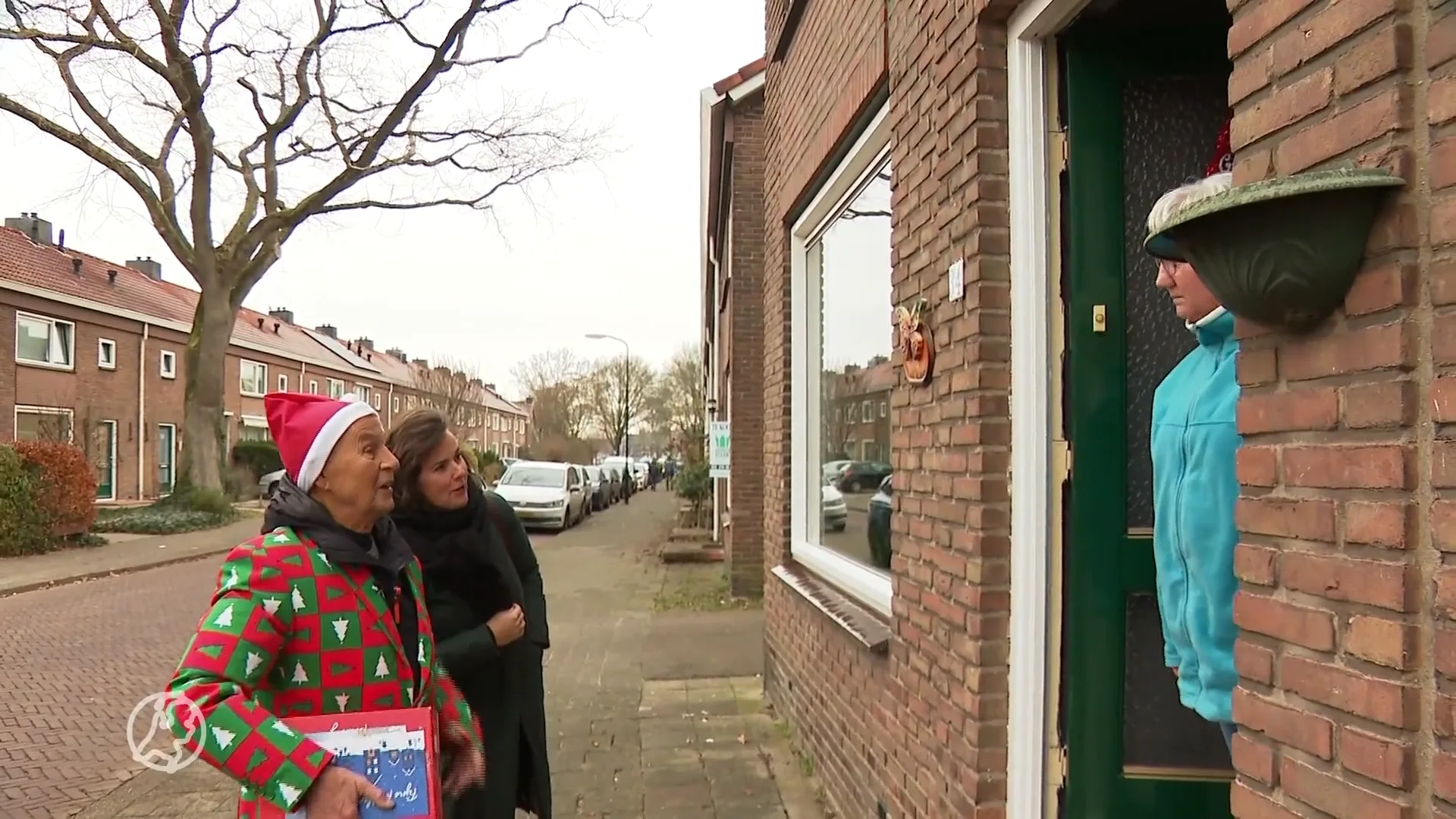 Vrijwilligers Ouderenfonds delen kerstboxen uit tegen eenzaamheid in Apeldoorn