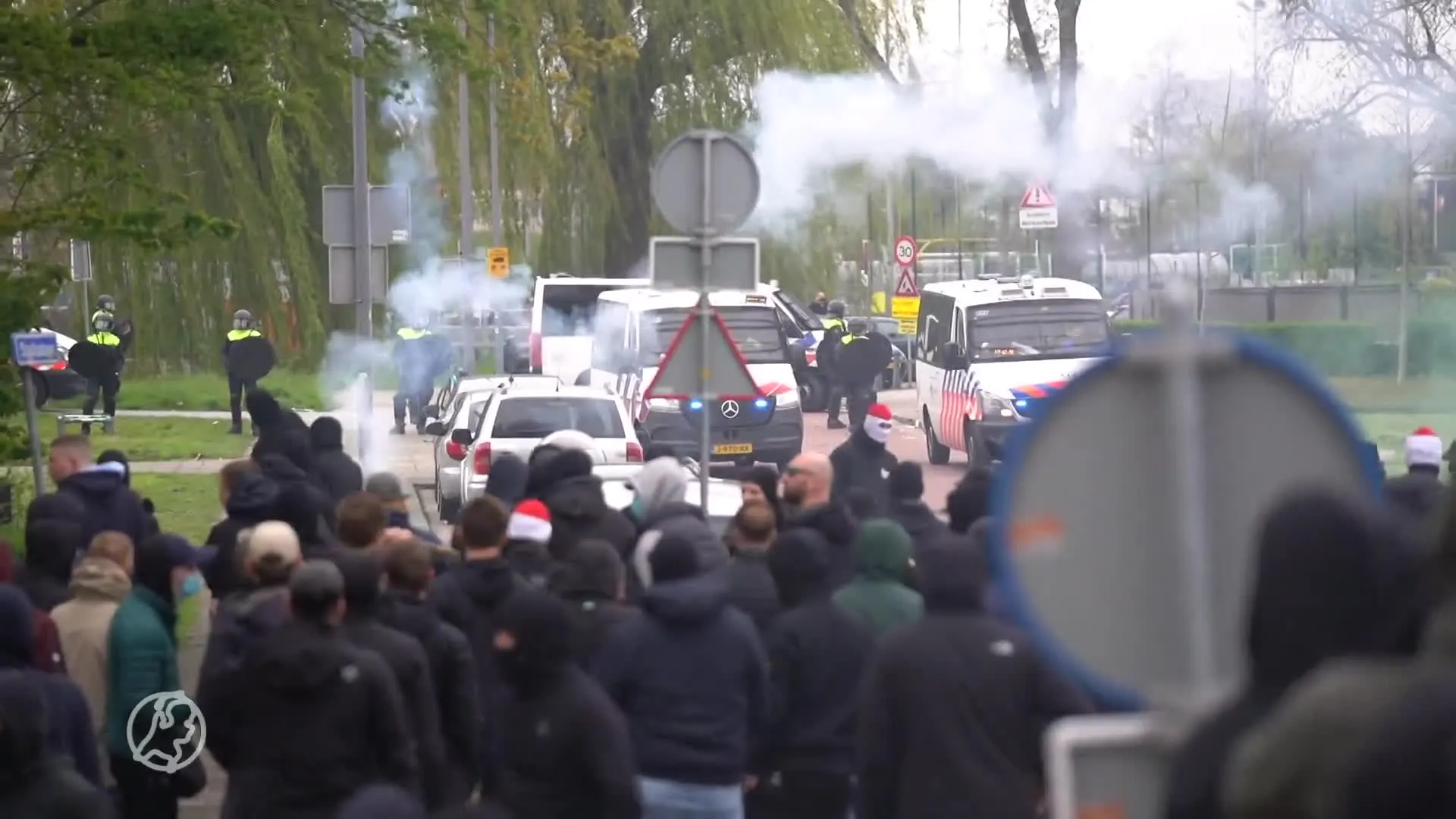Feyenoord-supporters bekogelen politie bij laatste training