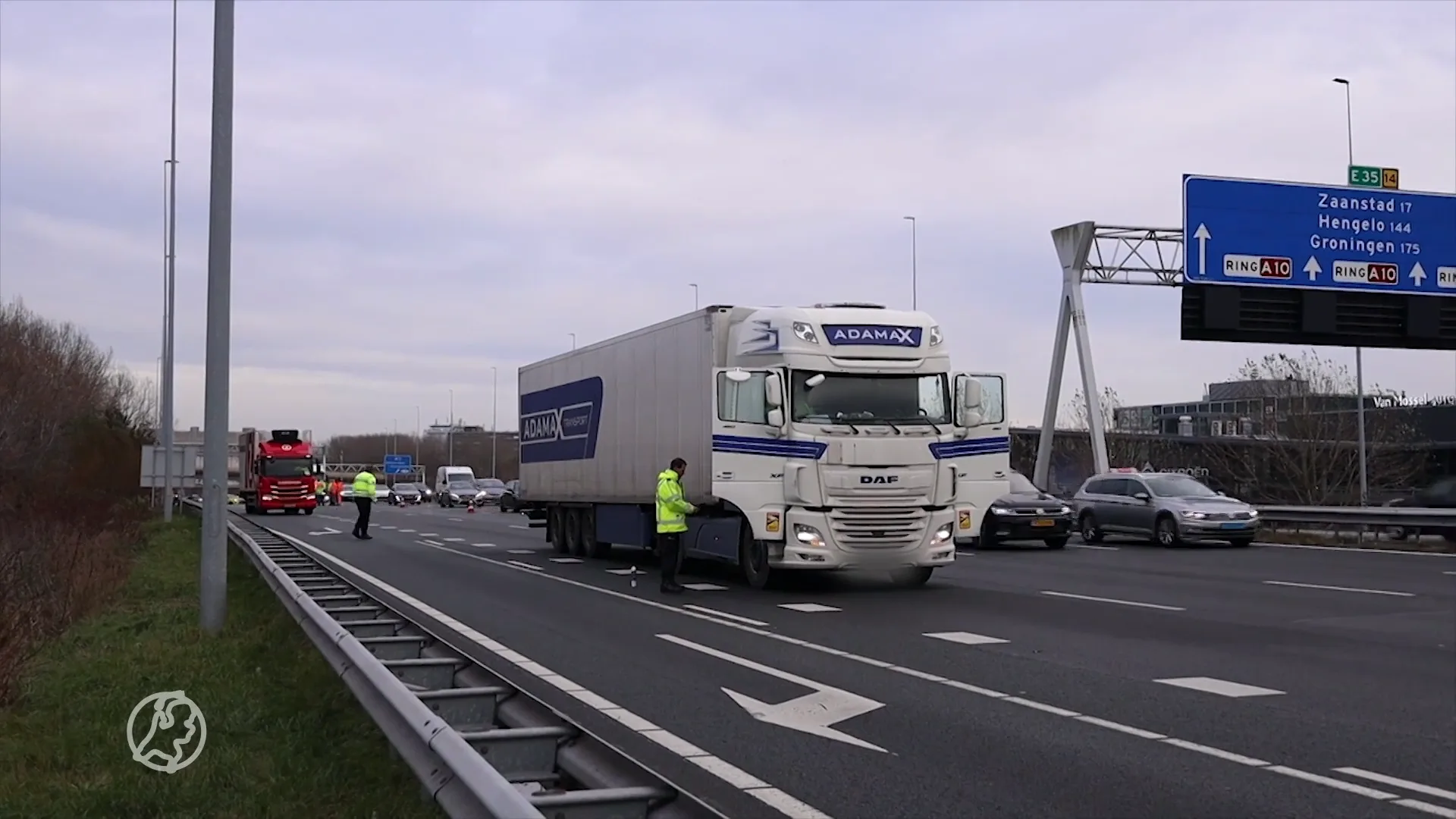 Bijrijder valt uit vrachtwagen op A10