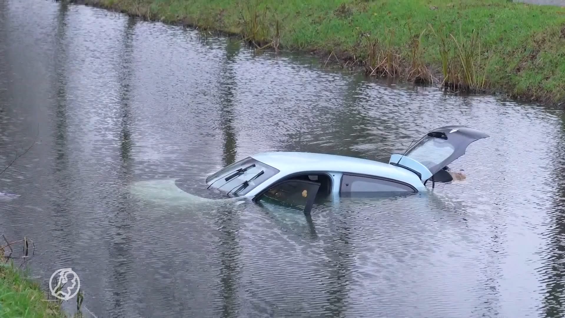 Auto met drie jonge kinderen rolt water in in de Meern