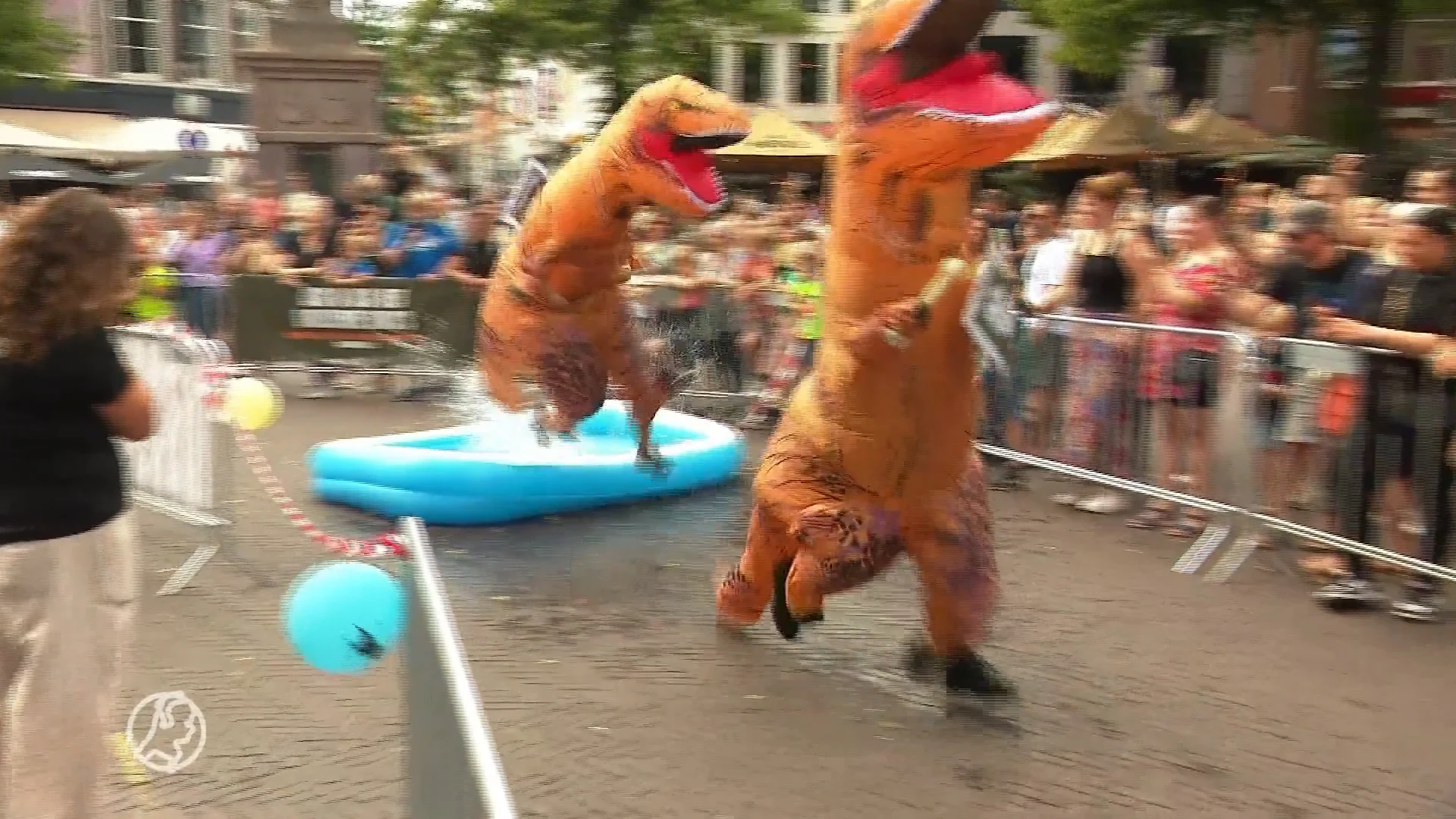 WK rennen in een T-rex-pak: 'Het is hilarisch!'