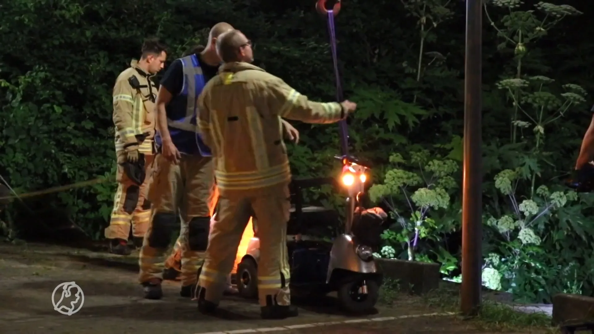 Vrouw op scootmobiel valt drie meter en komt in water terecht