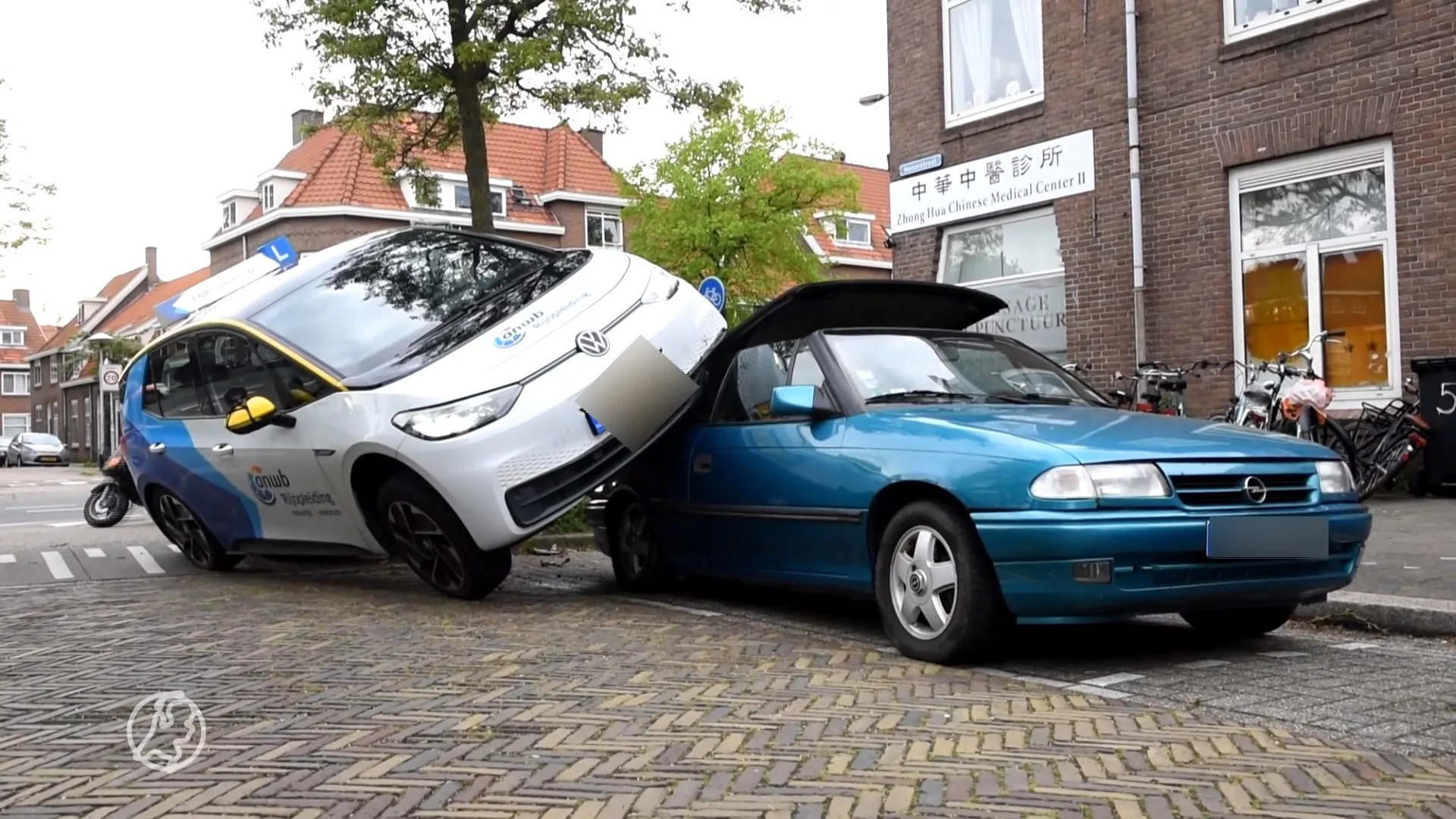 Lesauto 'parkeert' bovenop andere auto in Utrecht