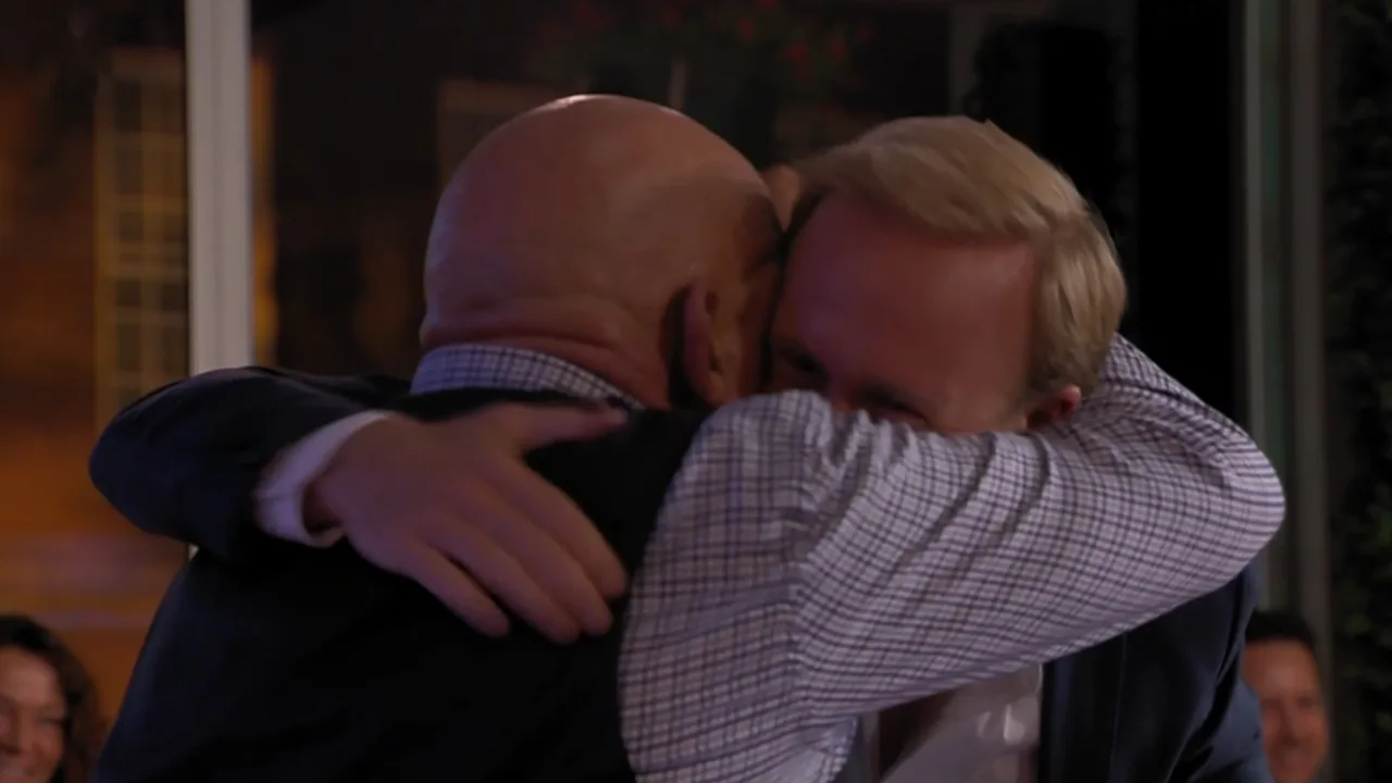 Pieter verrast Raymond met een cadeau voor zijn hondje Mexy