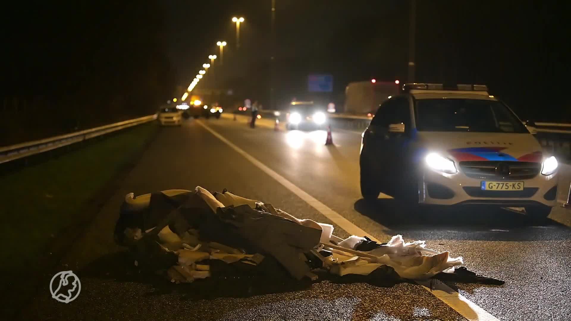 Auto's raken zwaar beschadigd nadat automobilist bankstel ver...