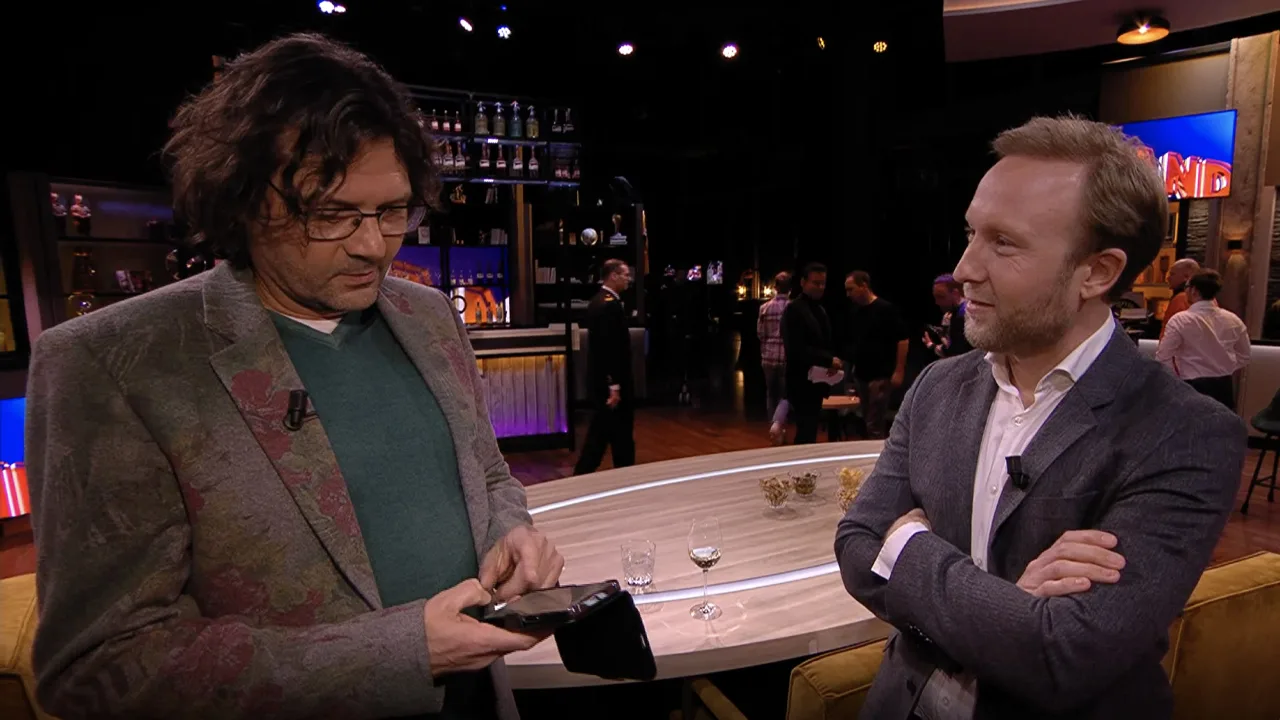 In de Wandelgangen: Job Knoester leest appje van zijn vrouw voor over Vandaag Inside-uitzending