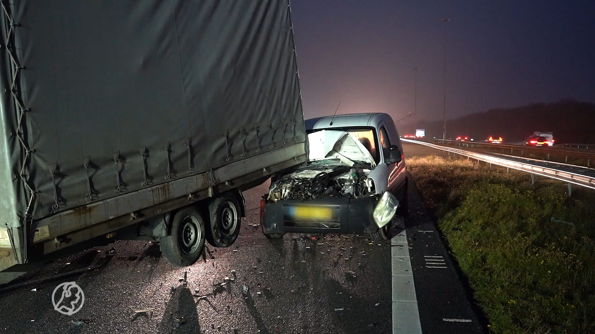 Bestuurder heeft engeltje op schouder bij angstaanjagend ongeluk met trailer