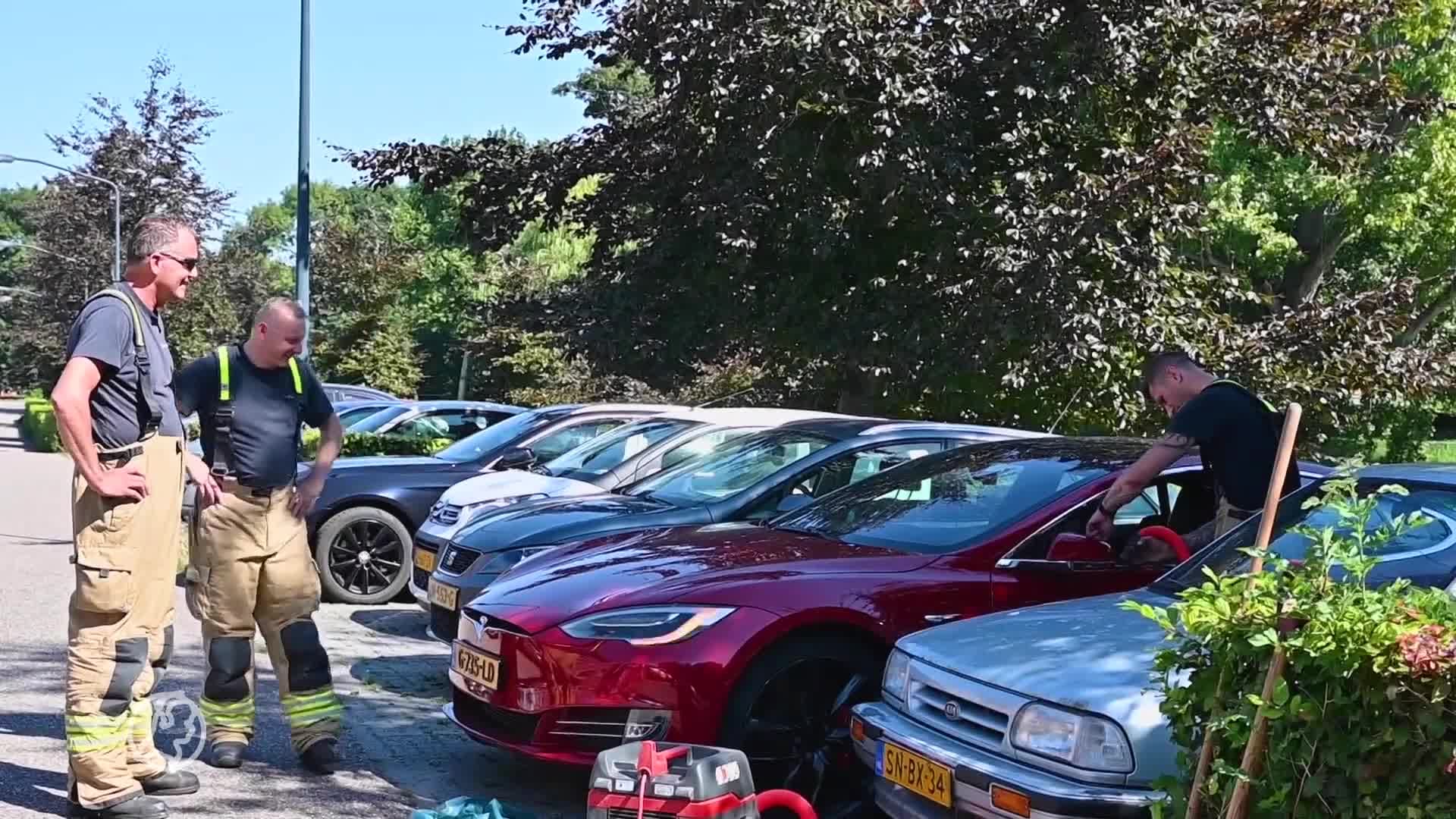 Kind ruim uur vast in Tesla nadat auto op slot schiet met sleutels erin