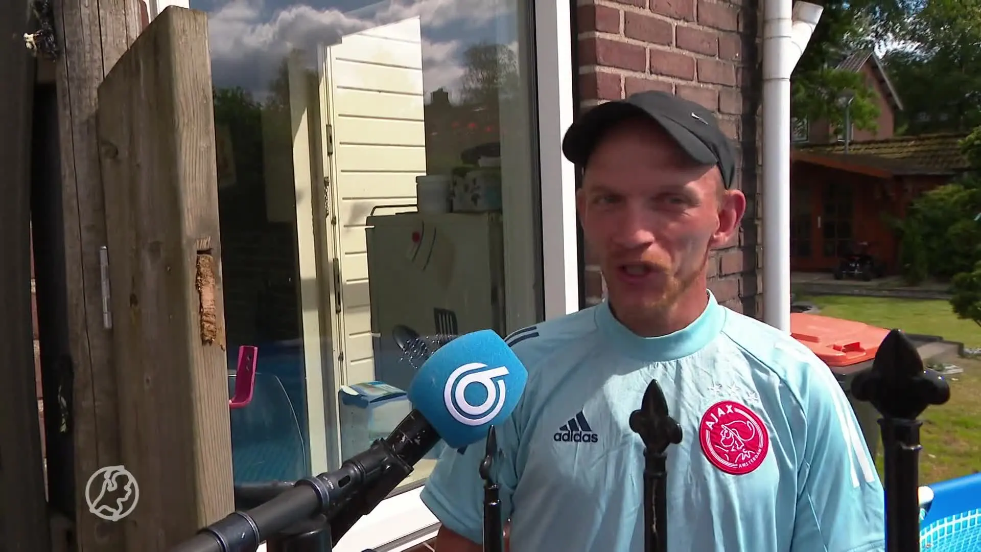 Oranjefan Ringo een blikvanger in Apeldoorn: oranje auto en k...