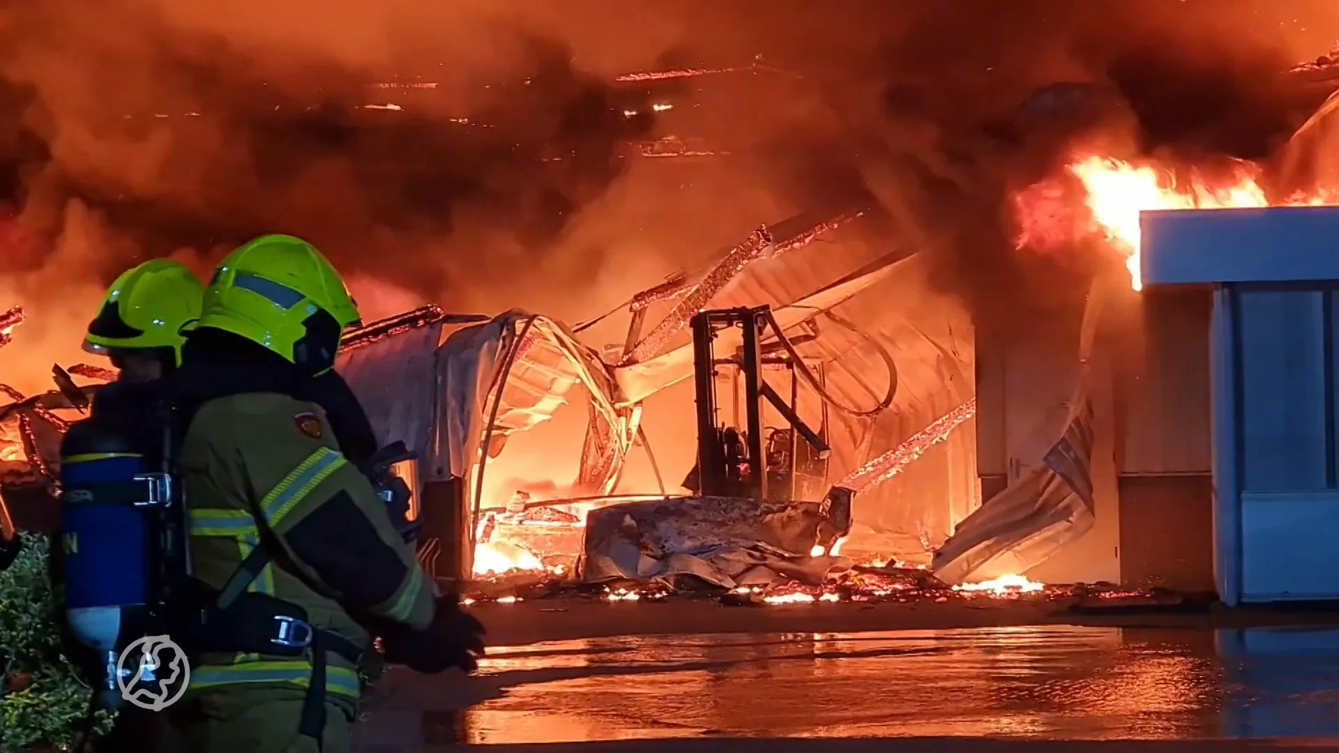 Omwonenden bollenschuurbrand woest: asbest ligt er nog steeds en gemeente stuurt hén een 'dwangbevel'