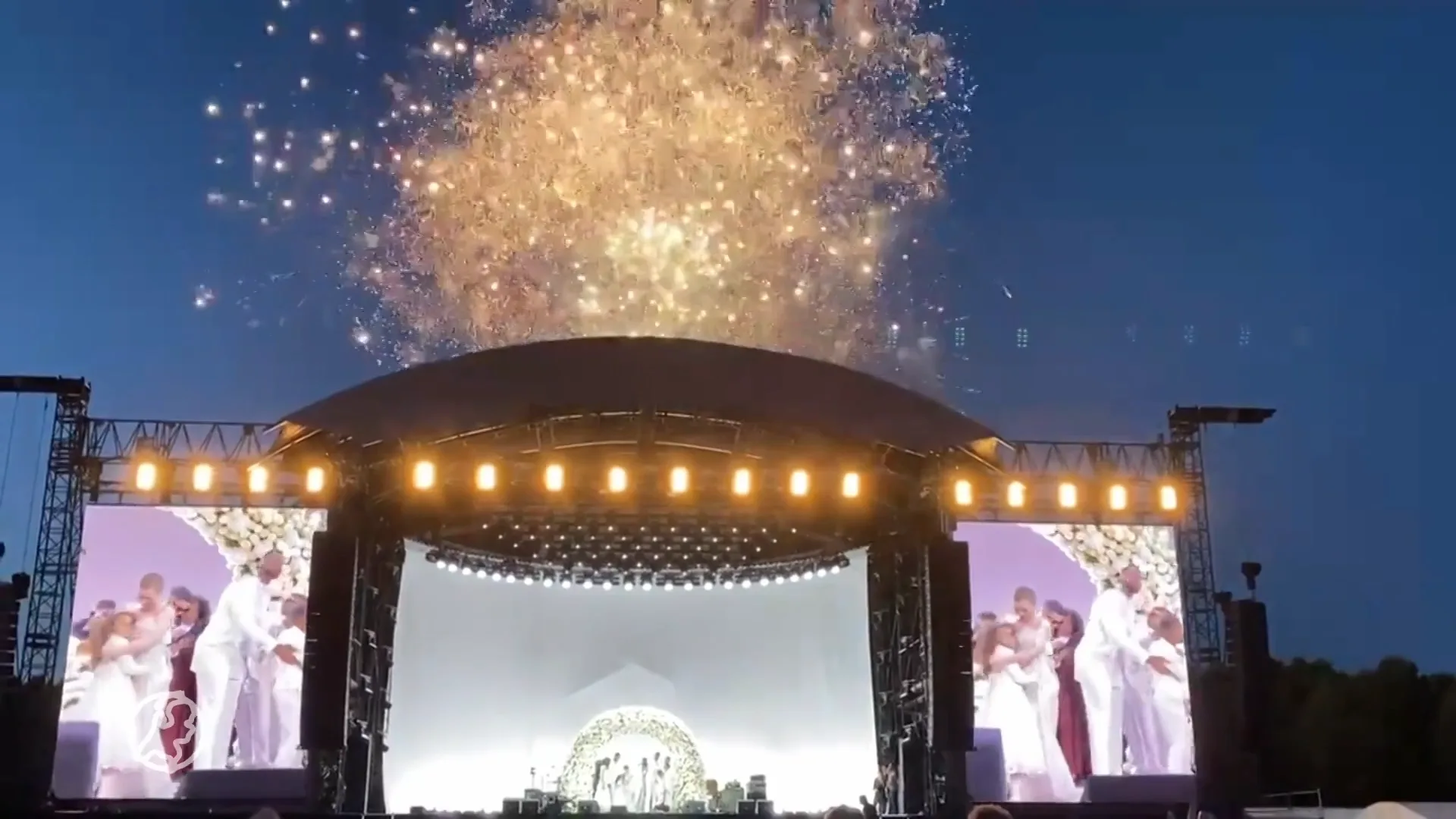 Anouk geeft jawoord voor duizenden mensen op Malieveld