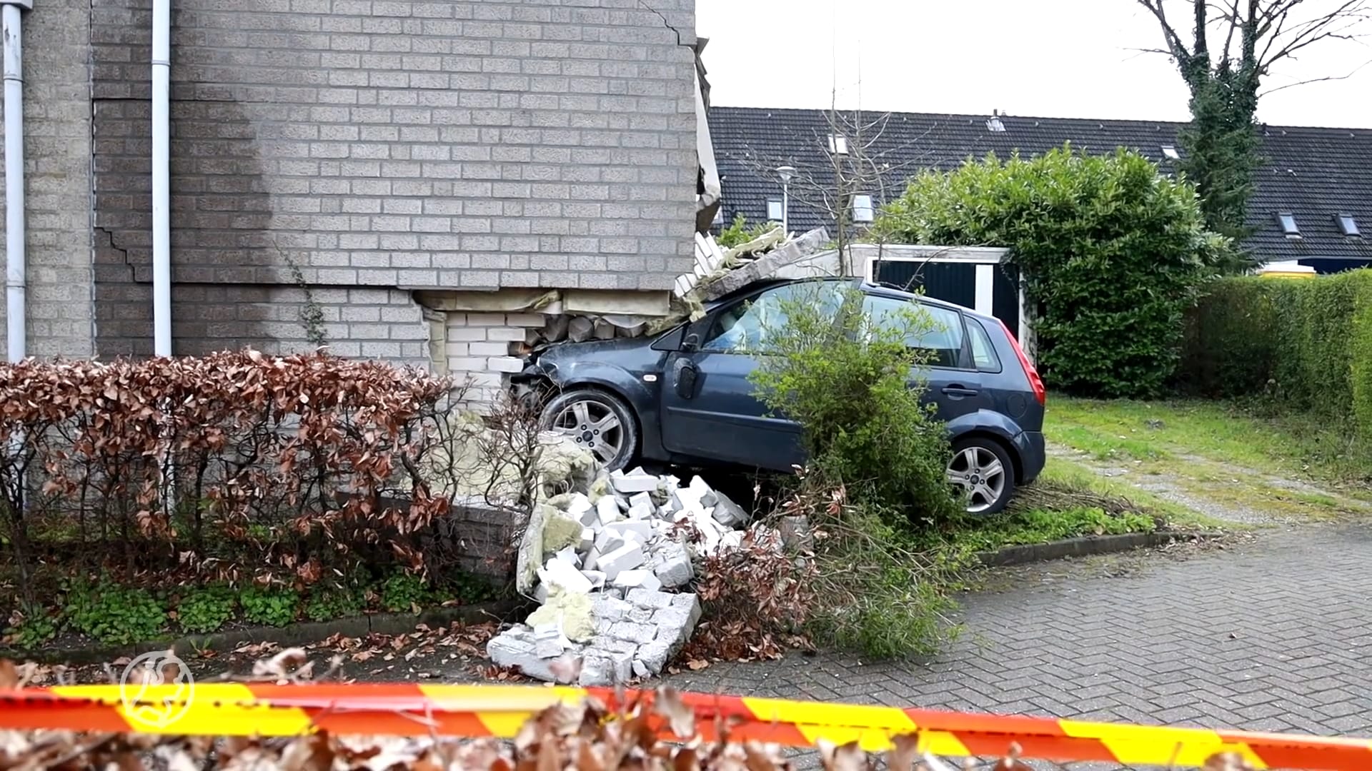Auto belandt in een huis met vluchtelingen