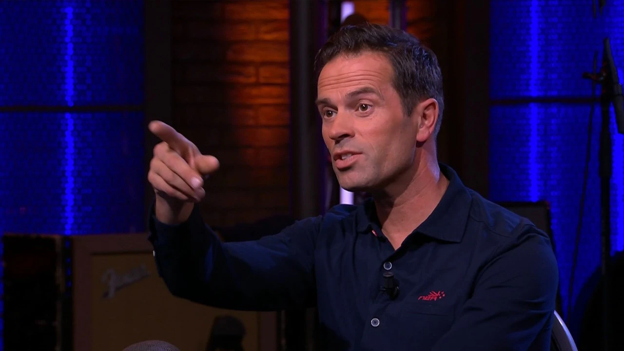 Bas Nijhuis legt procedure uit bij bier gooien: ‘Dan gaat de biertap dicht’