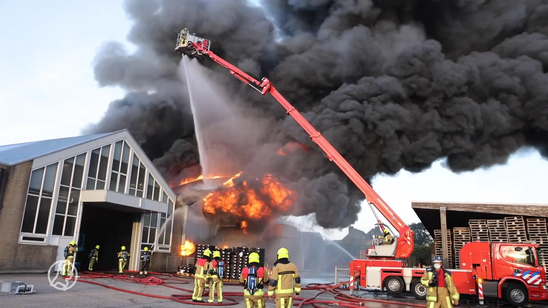 Even niet buitenspelen wegens rook door brand in schuur Heemstede