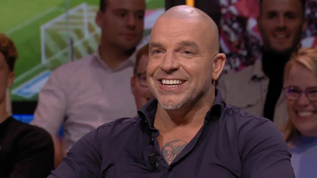 Andy ziet zichzelf terug in voetbalgames: 'Ben ik zo lelijk?!'