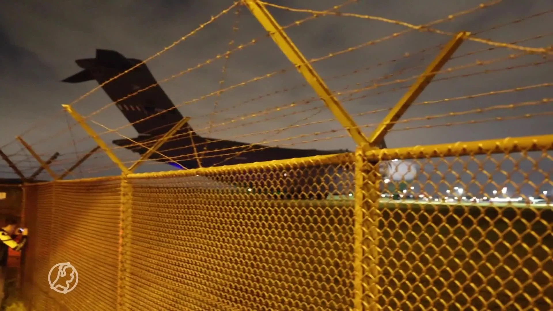 In beeld: eerste Nederlandse evacués uit Afghanistan landen op Schiphol