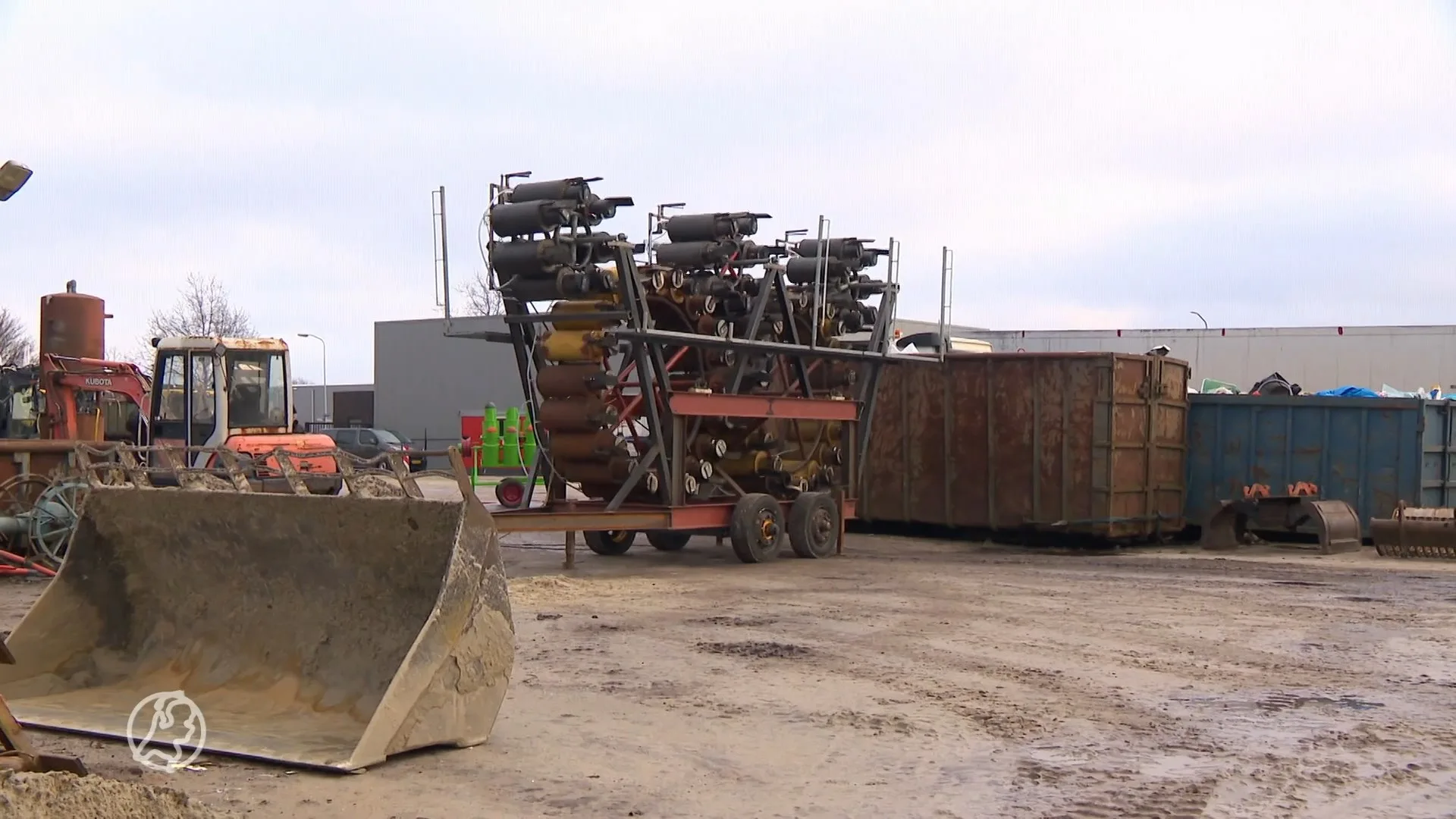 Henk-Jan bouwt zijn gigantische carbidkanon uit: in totaal 61...