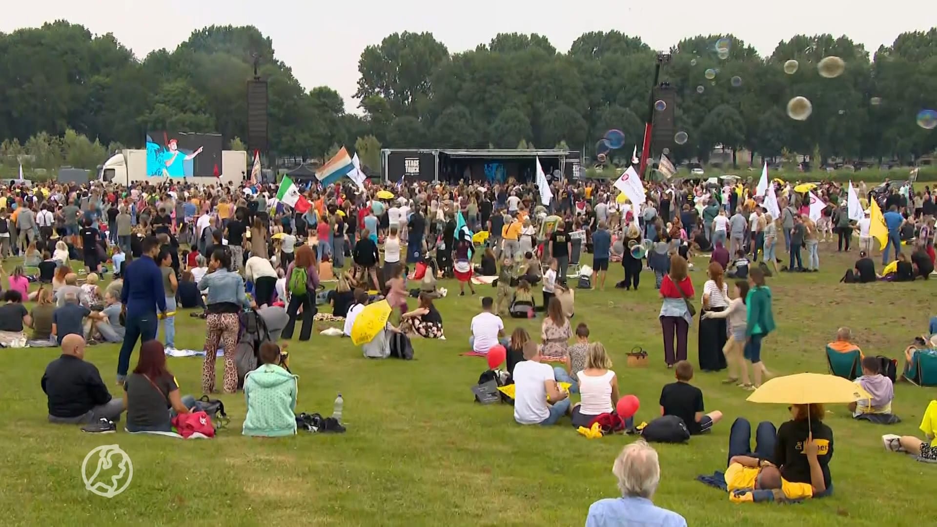 Duizenden mensen demonstreren in Amsterdam tegen de coronamaatregelen