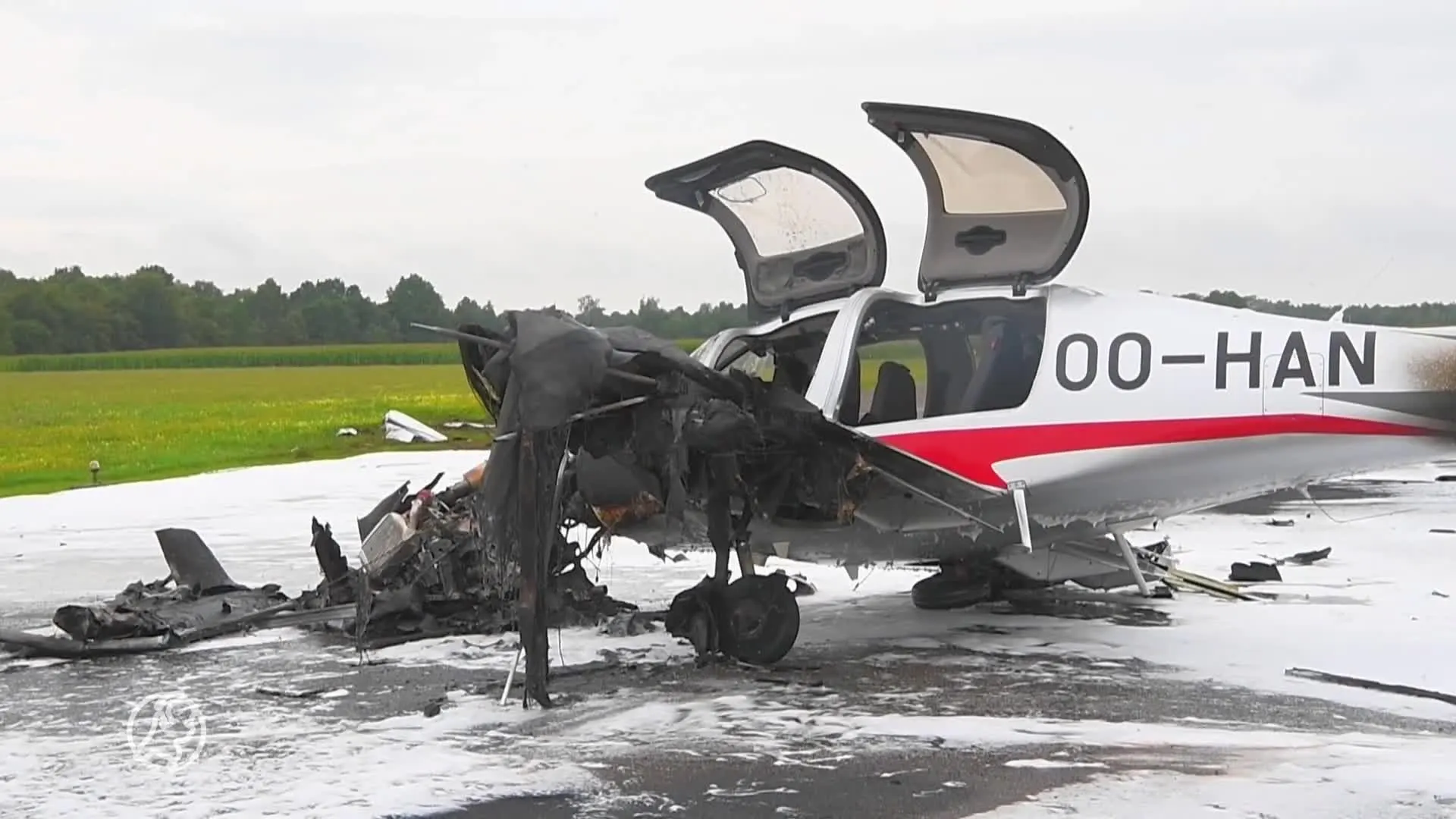 Vliegtuigje vliegt in brand na crash op luchthaven Budel