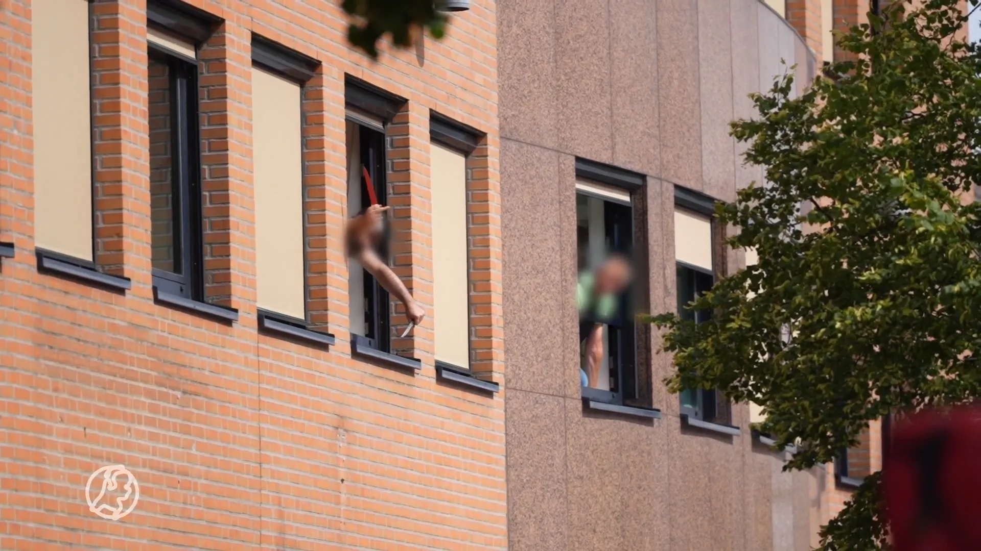 Verwarde man zwaait vanuit raam met messen in Son