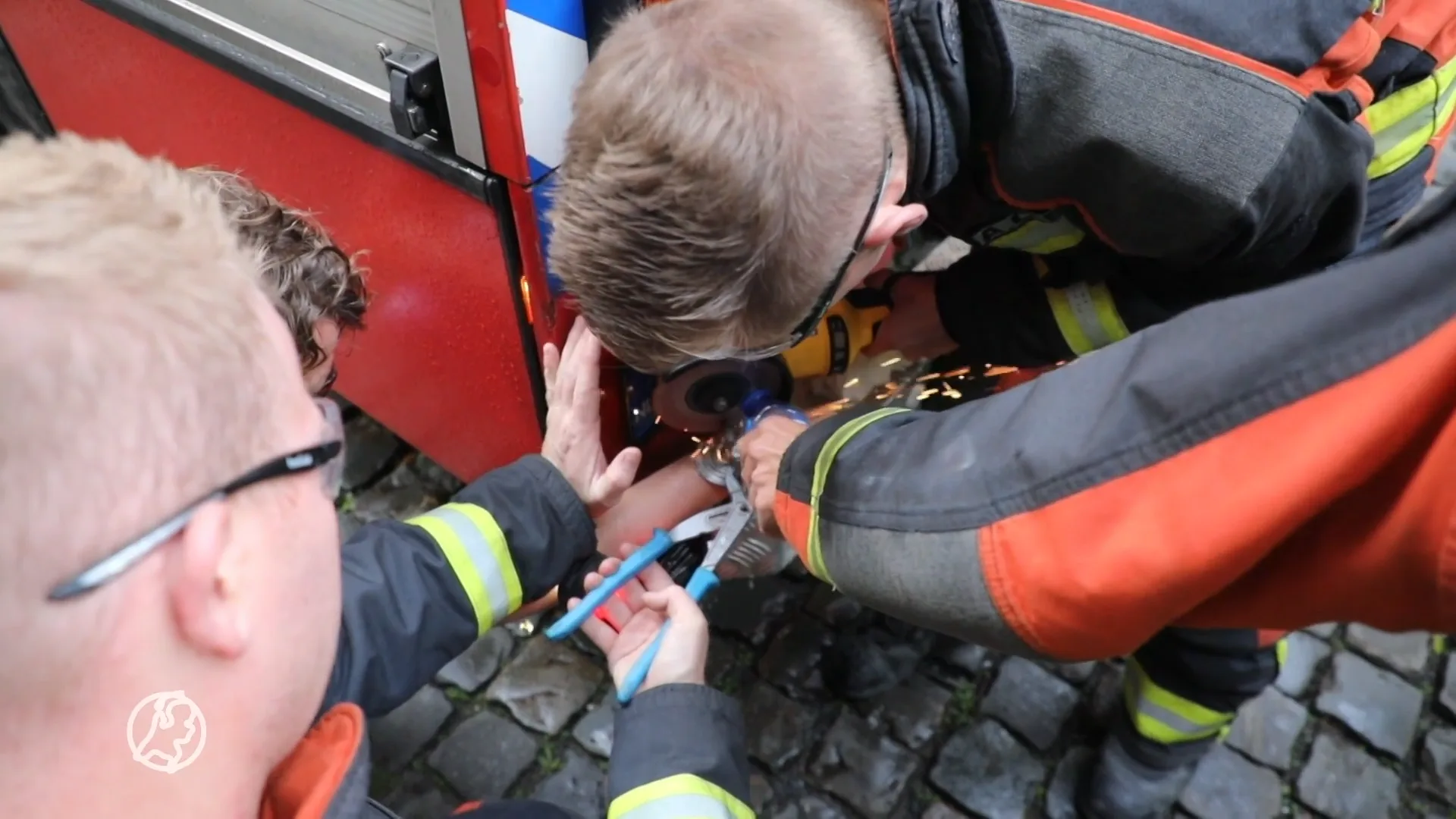 Brandweer bevrijdt Leidse studenten van handboeien voor themafeestje