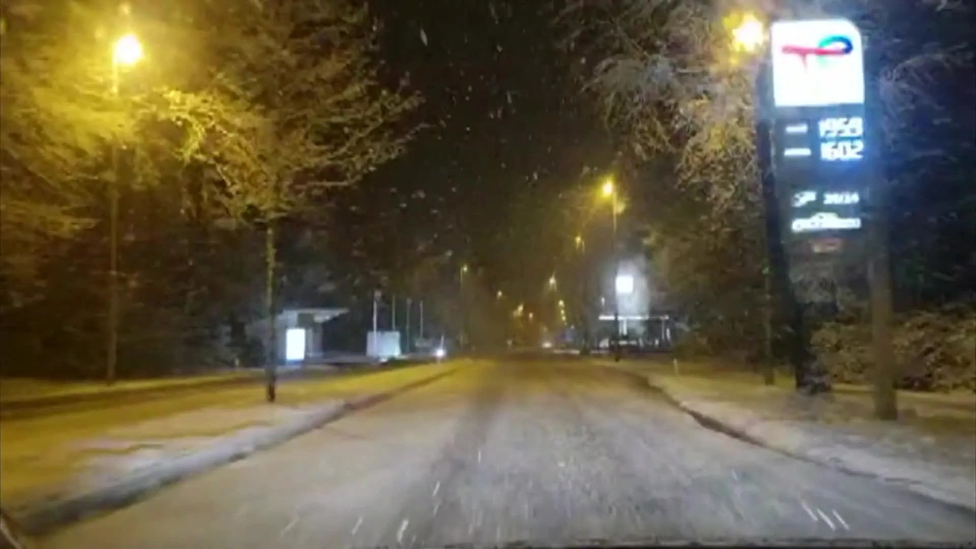 Sneeuw bedekt Nederland onder een wit laagje