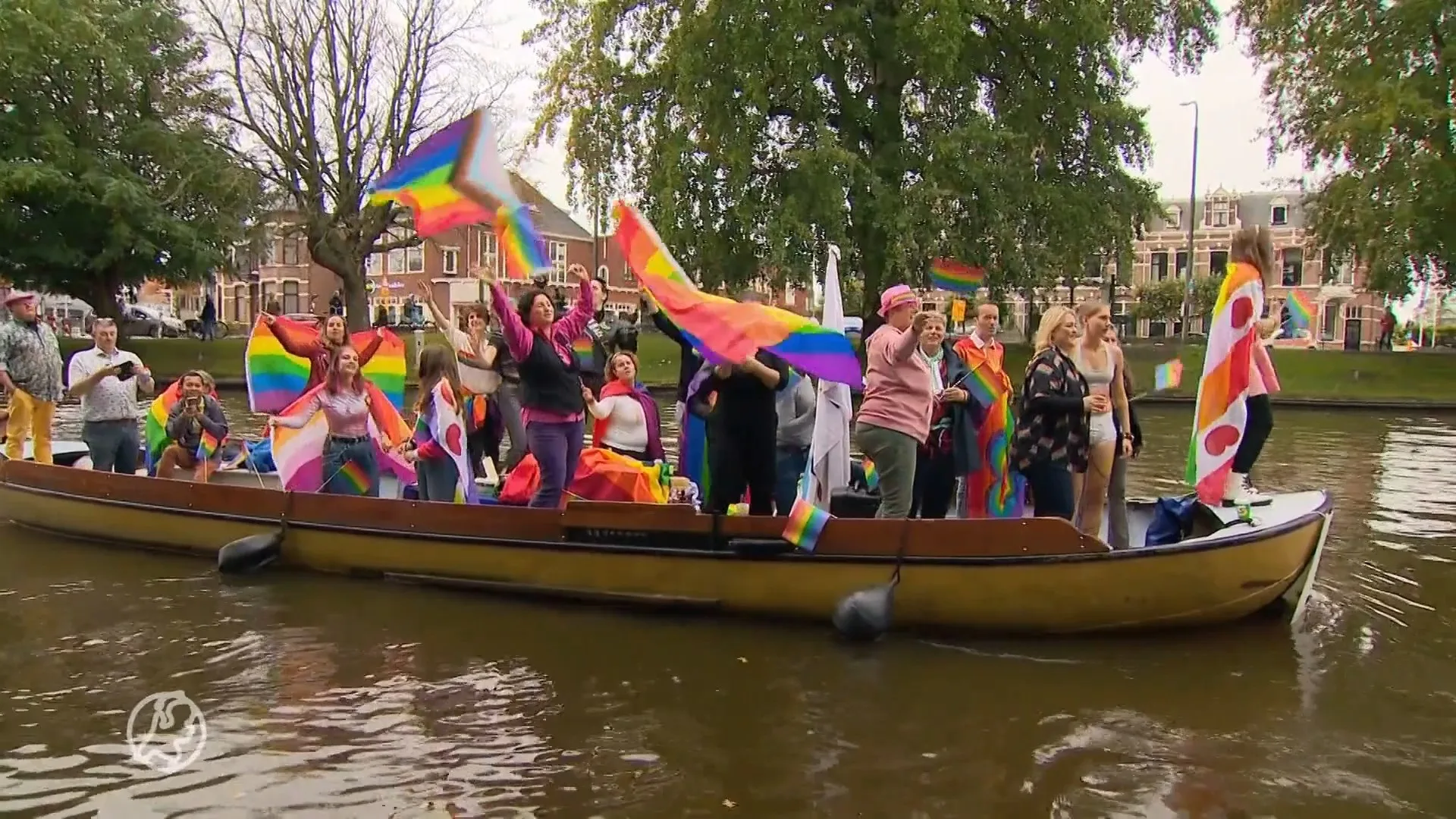 Leeuwarden viert Roze Zaterdag met kleurrijke botenparade