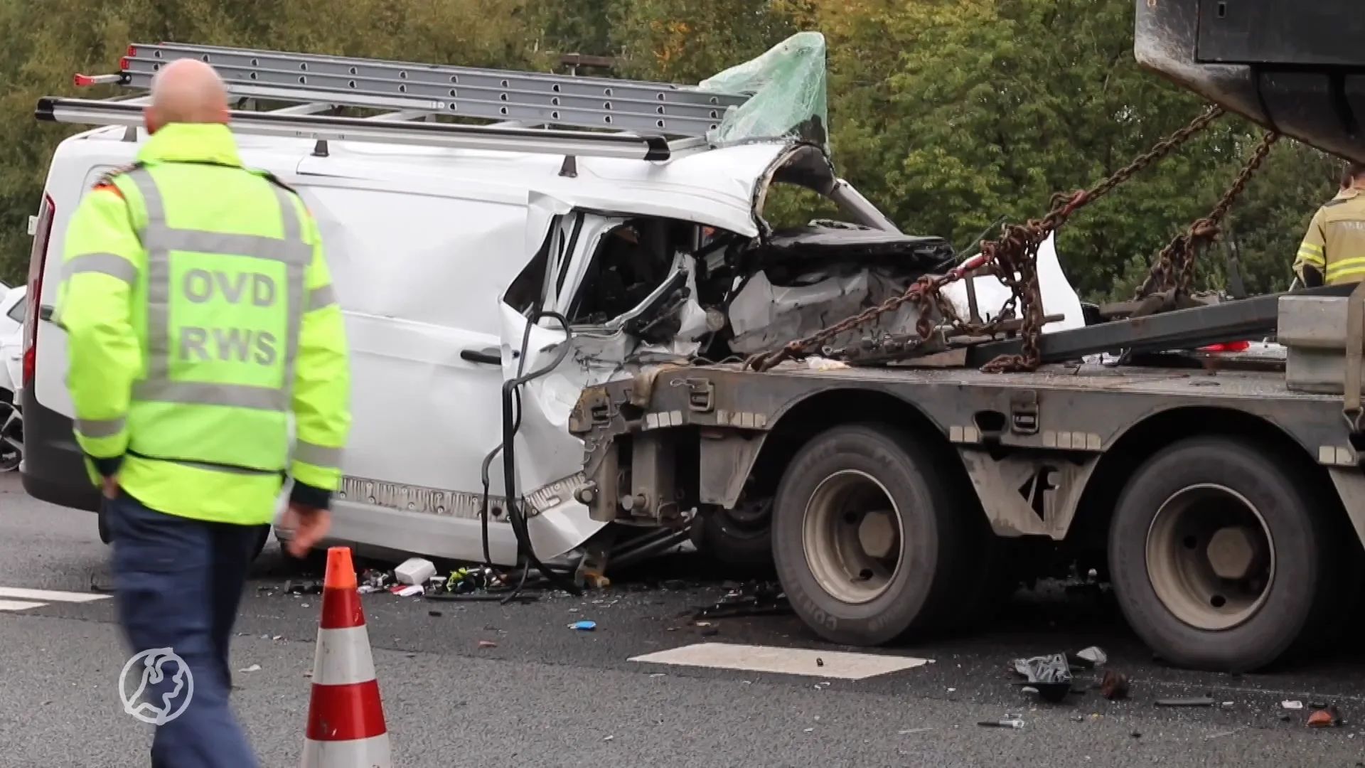 Busje knalt achterop zware oplegger, A1 bij Stroe volledig afgesloten