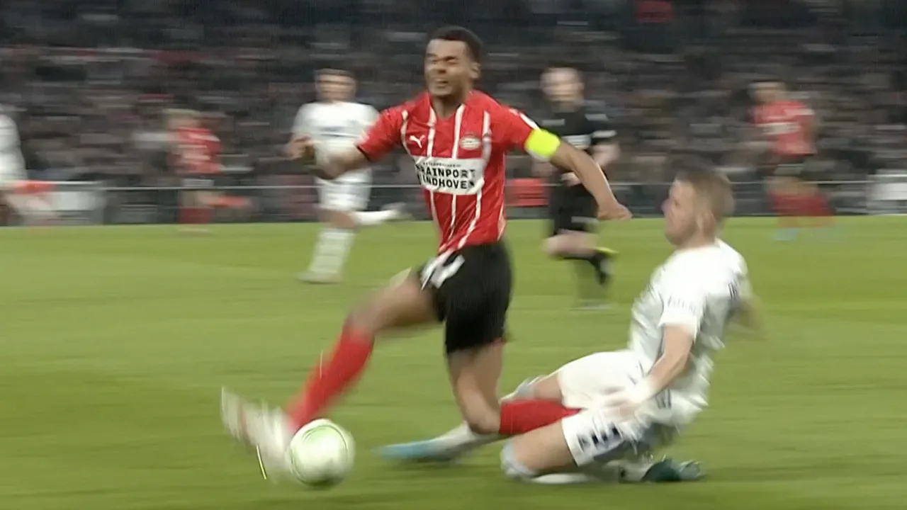 Vavro ontsnapt aan rood na keiharde overtreding op Gakpo