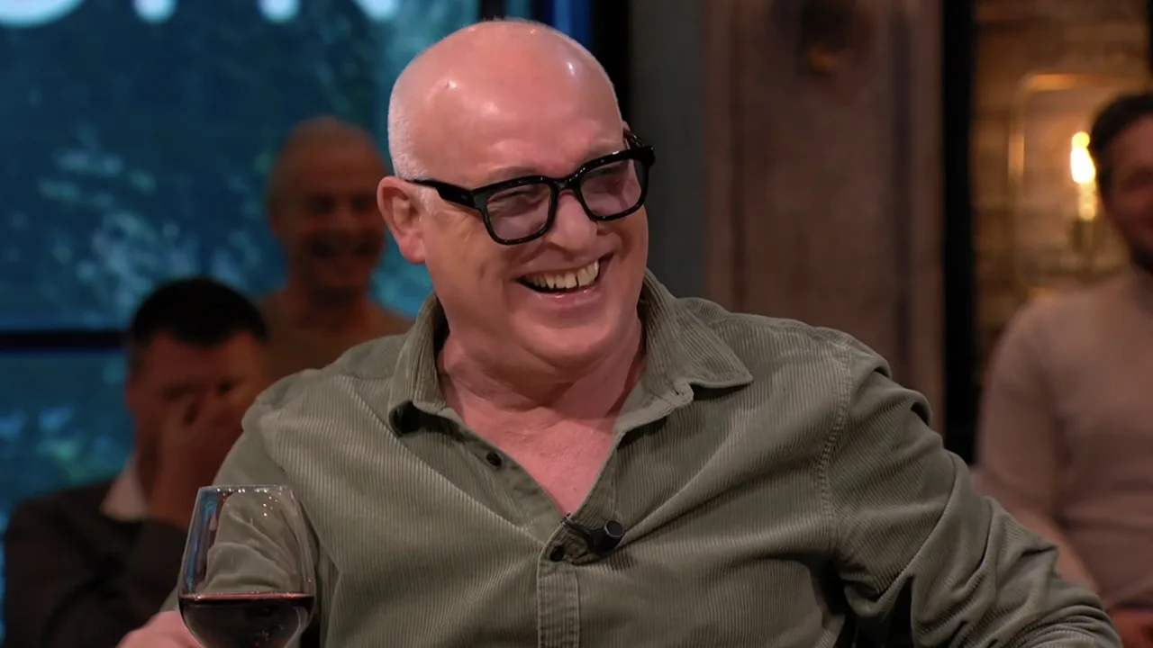 René lacht om outfit bij Jinek: ‘Dat moet je niet aandoen!’
