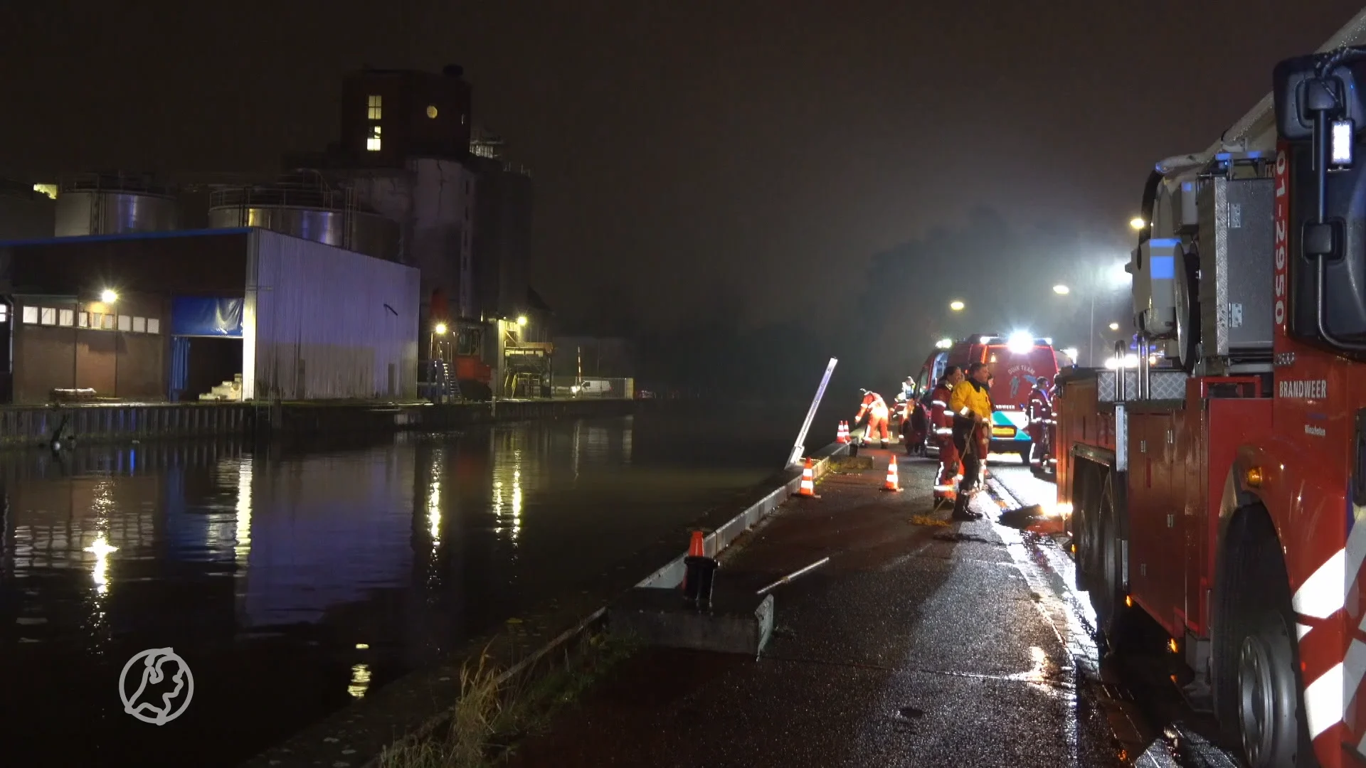 Auto bij car meeting in water beland, hulpdiensten uitgerukt voor gewonden