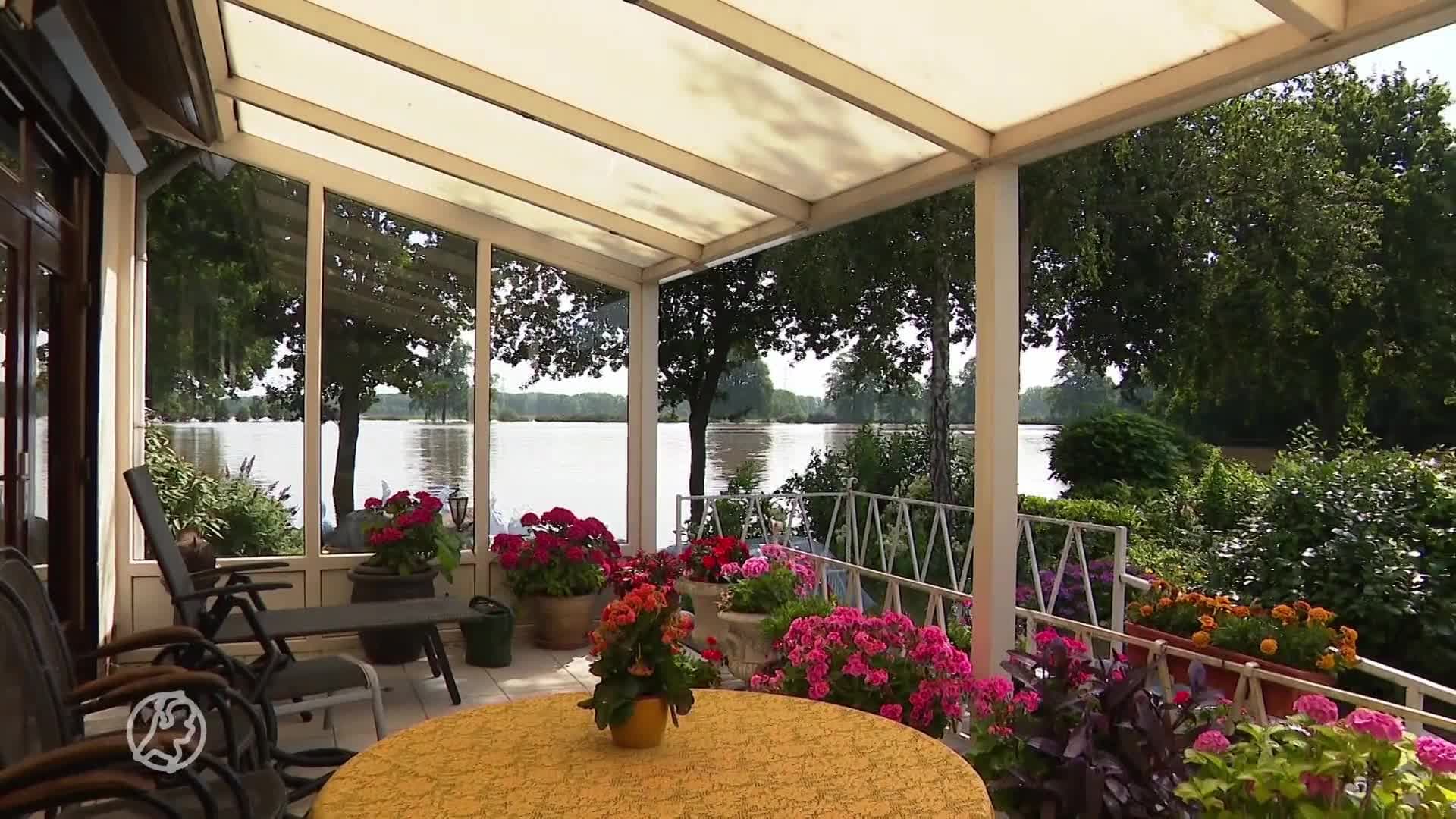 Nooddijk in Horn heeft het begeven, inwoners proberen tevergeefs huizen te redden