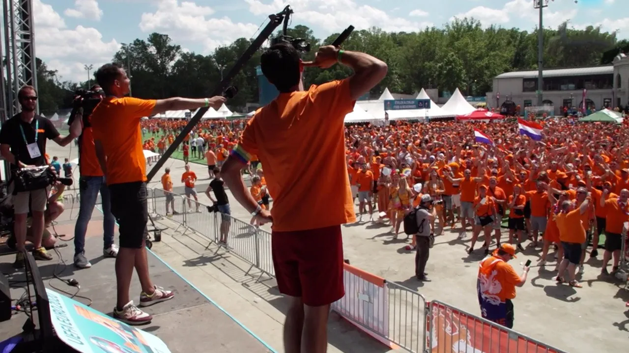 VIDEO -  Oranje-fans uit hun dak in Fanzone Boedapest