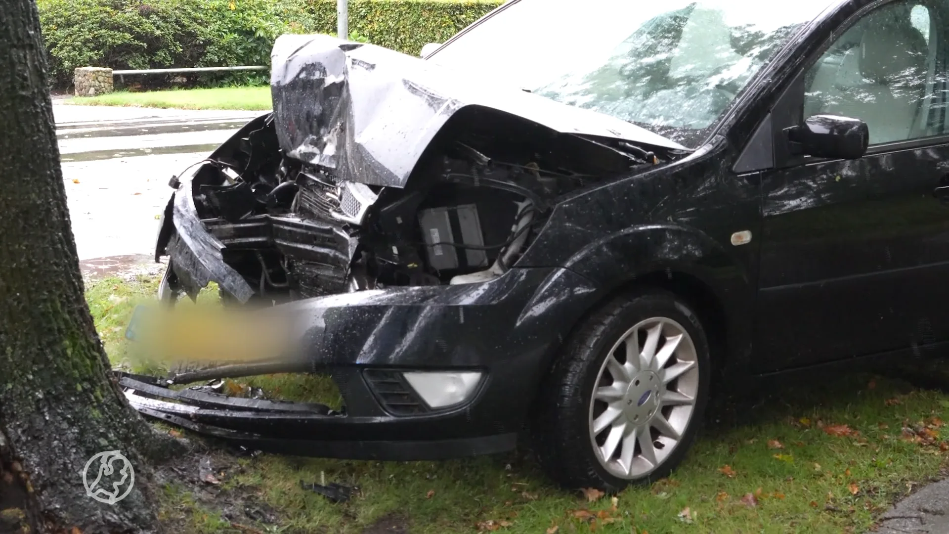 Auto door aquaplaning frontaal tegen boom in Tweede Exloërmond