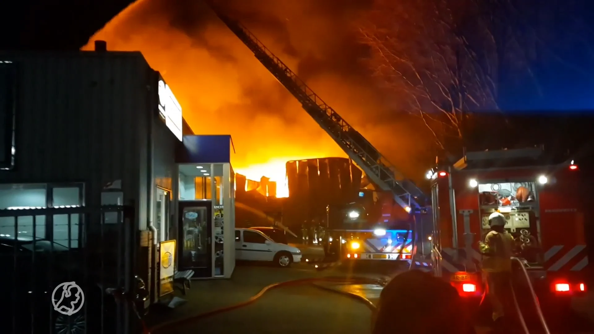 Zeer grote brand uitgebroken in BPG Bouwmarkt in Baarn