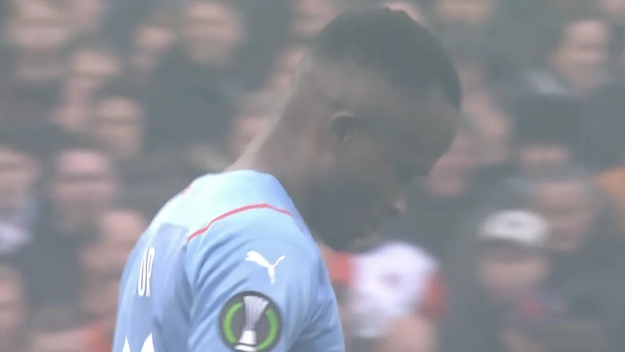 KANS: Yira Sor schiet rakelings naast namens Slavia Praag