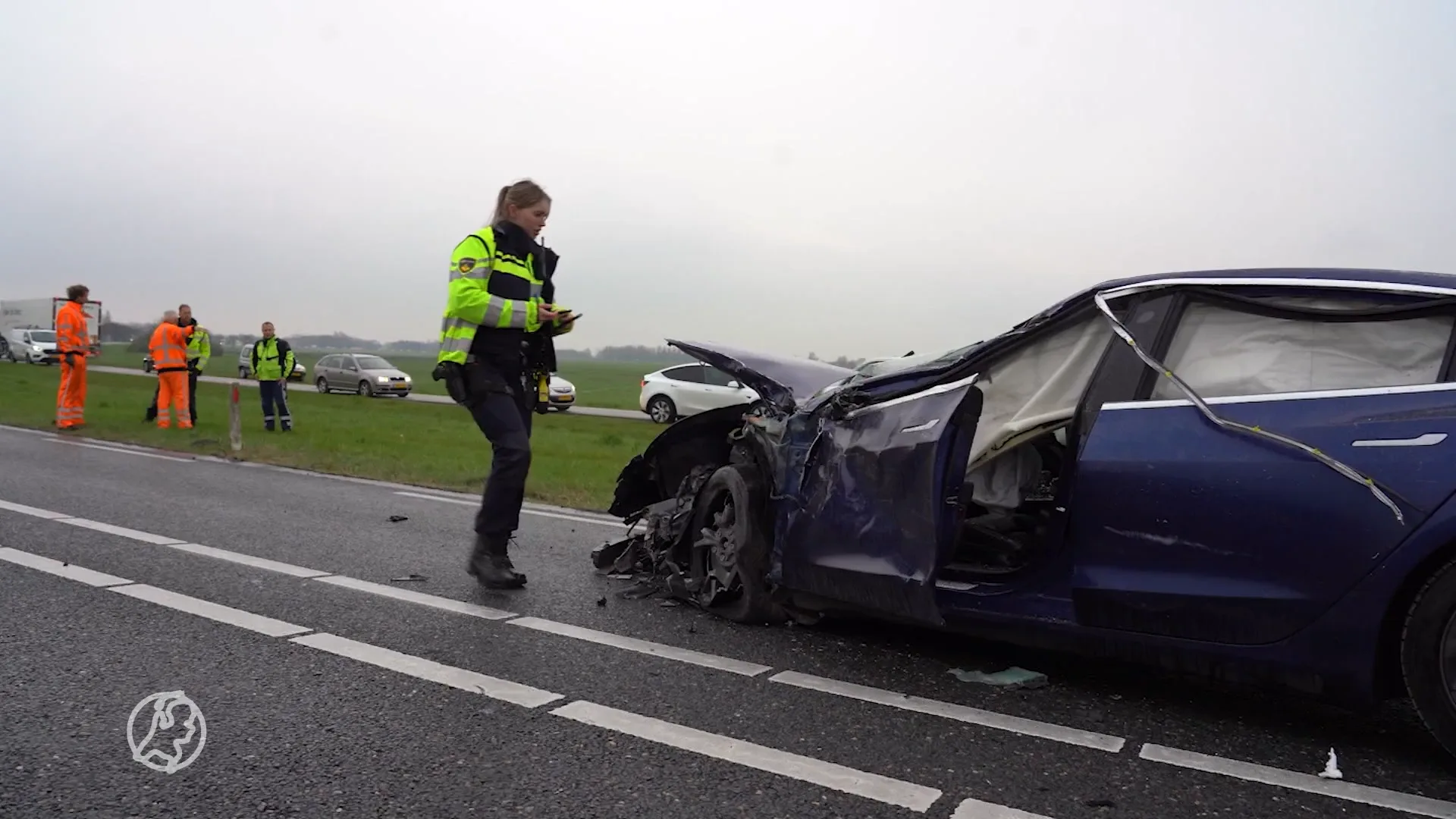 Chauffeur met zelfrijdende Tesla eet op gemakje bakje kwark en ramt vrachtwagen