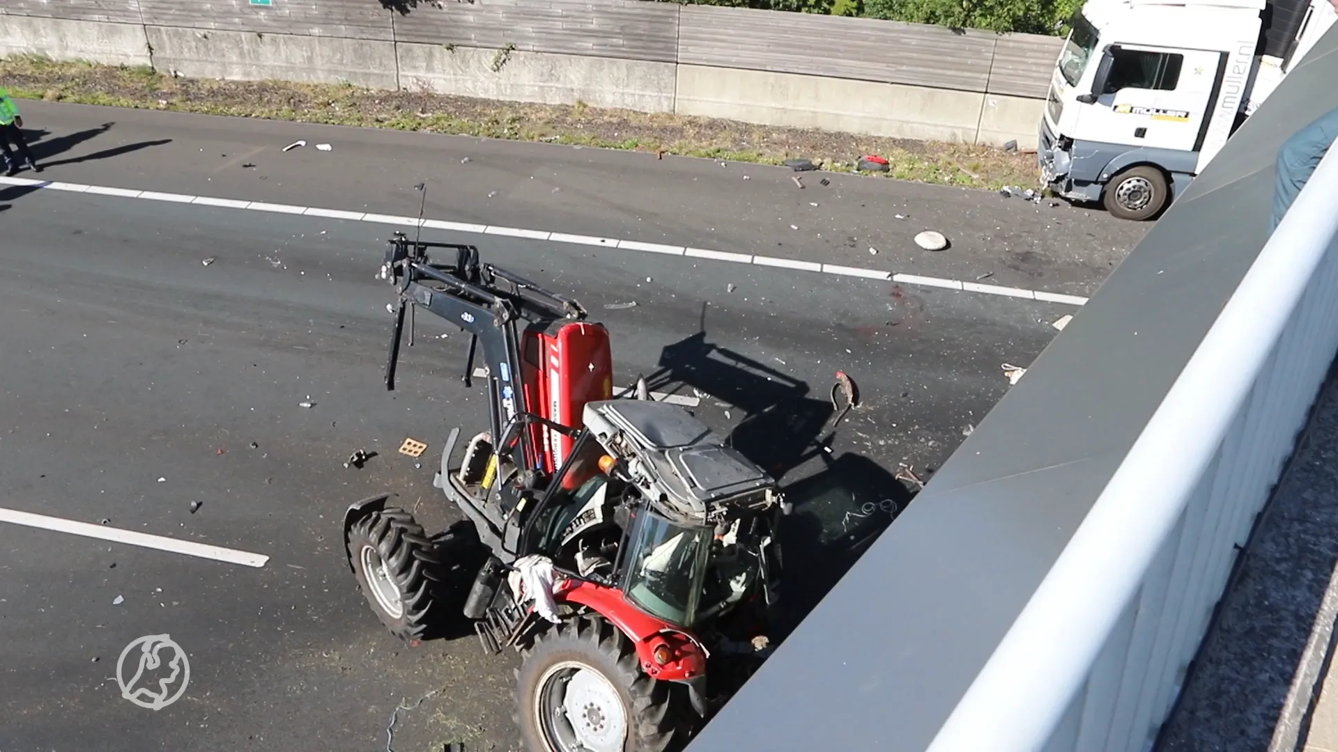 Meerdere gewonden door aanrijding tractor met vrachtwagen op A12