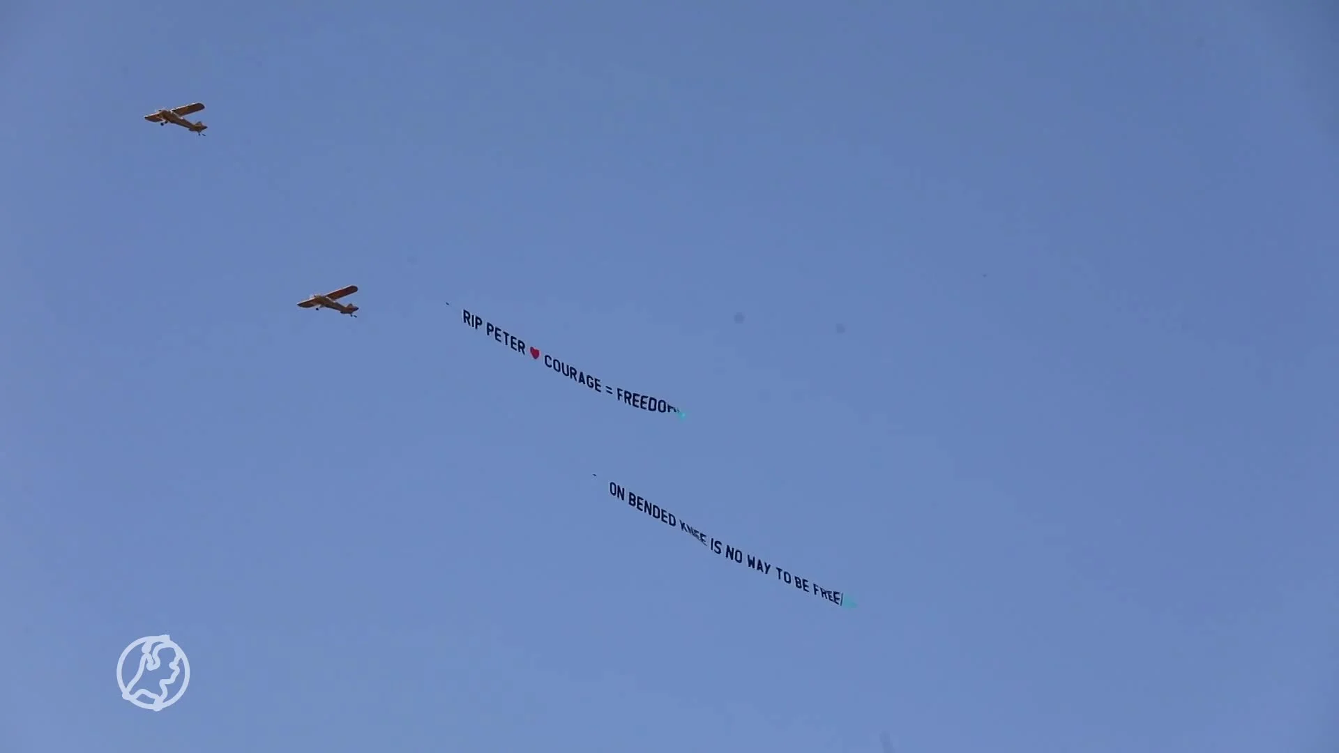 Vliegtuigjes met lijfspreuk Peter R. de Vries cirkelen boven Amsterdam