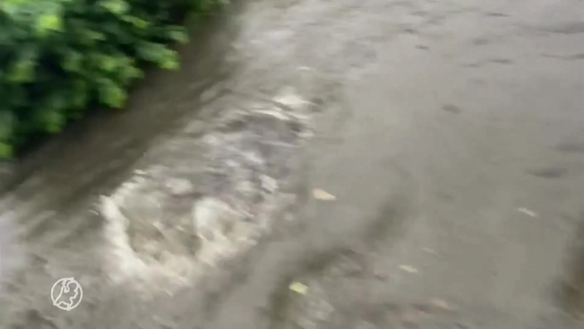 Noodweer teistert delen van het land: 'Met de boot naar werk'