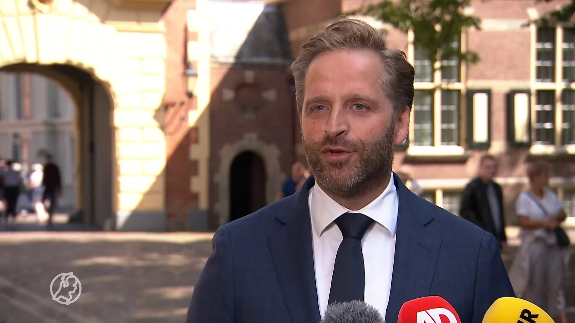 Minister De Jonge ziet 'verbetering' in voetbalstadions, 'maar stop met hossen'
