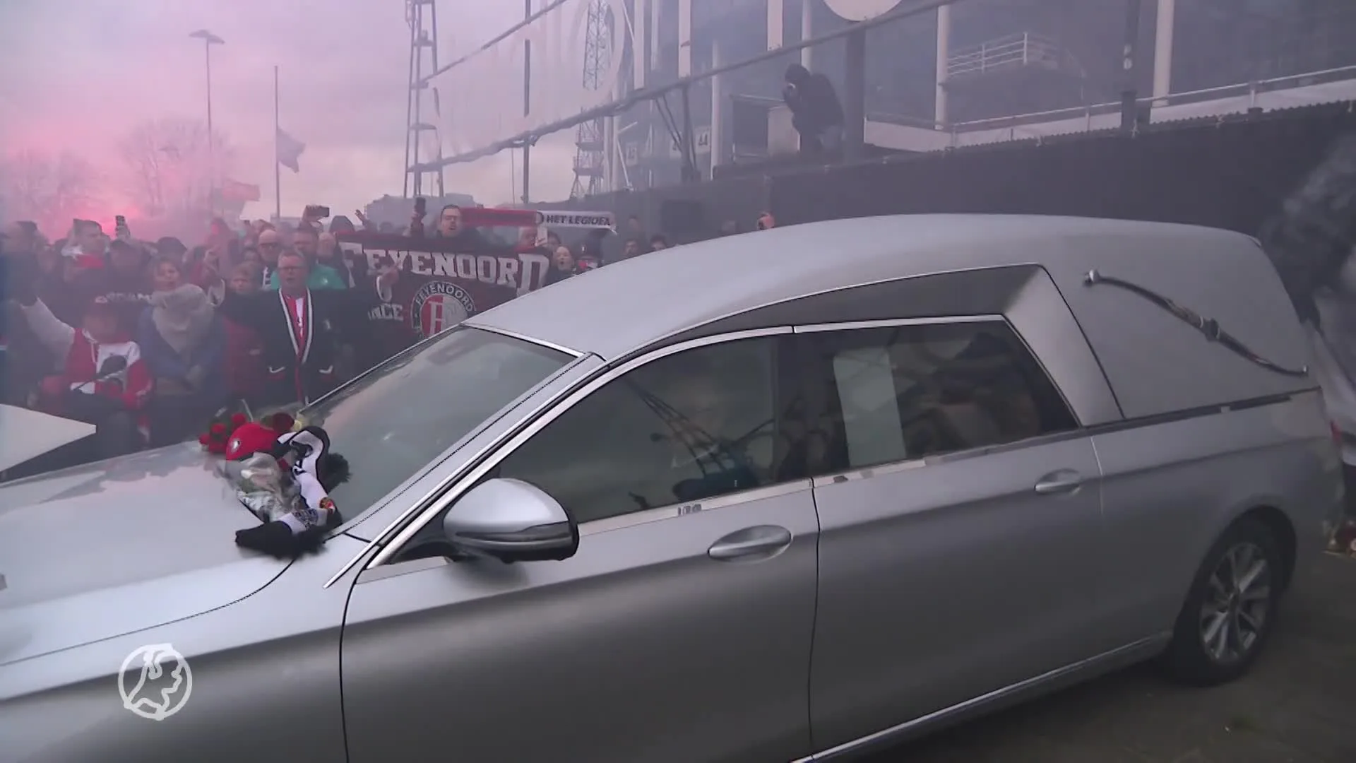 Duizenden Feyenoord-fans brengen indrukwekkend eerbetoon aan clubicoon Wim Jansen