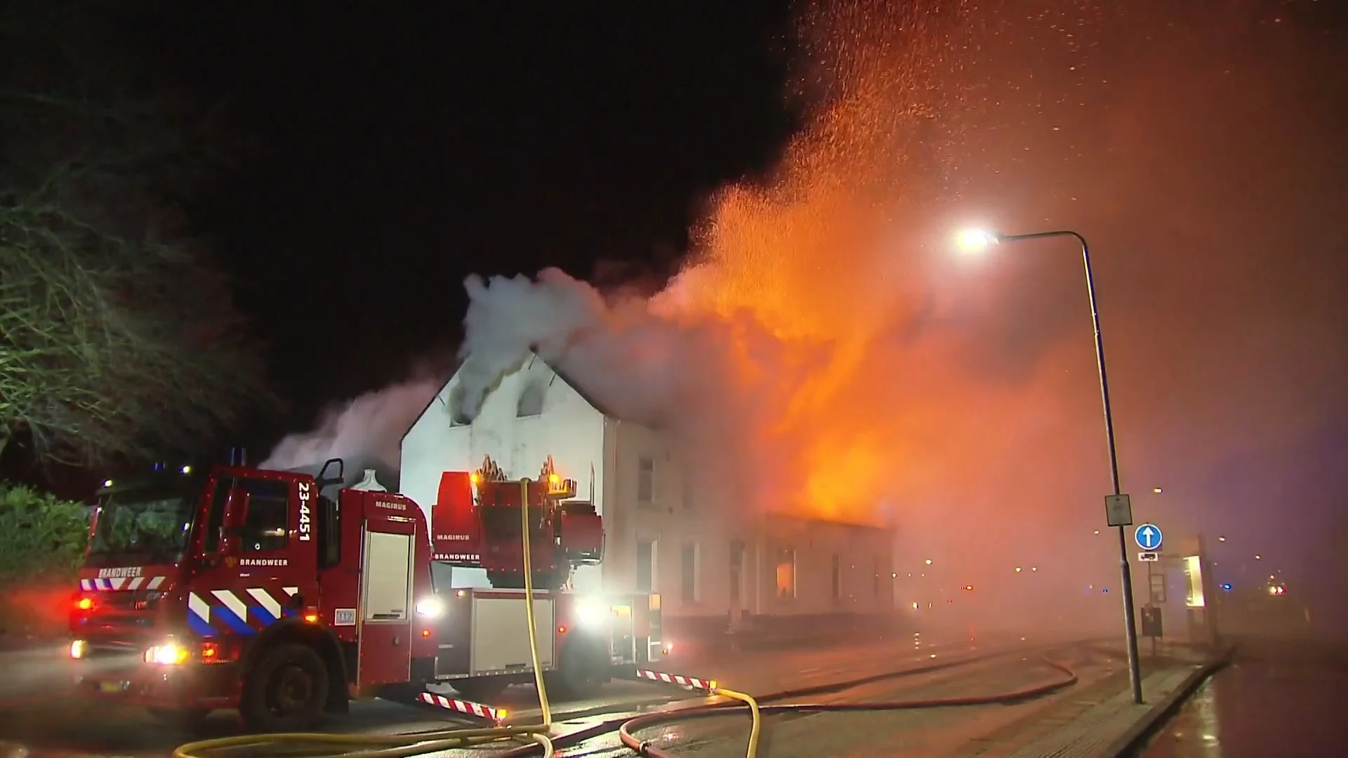 Felle uitslaande brand in Horn, veel rook