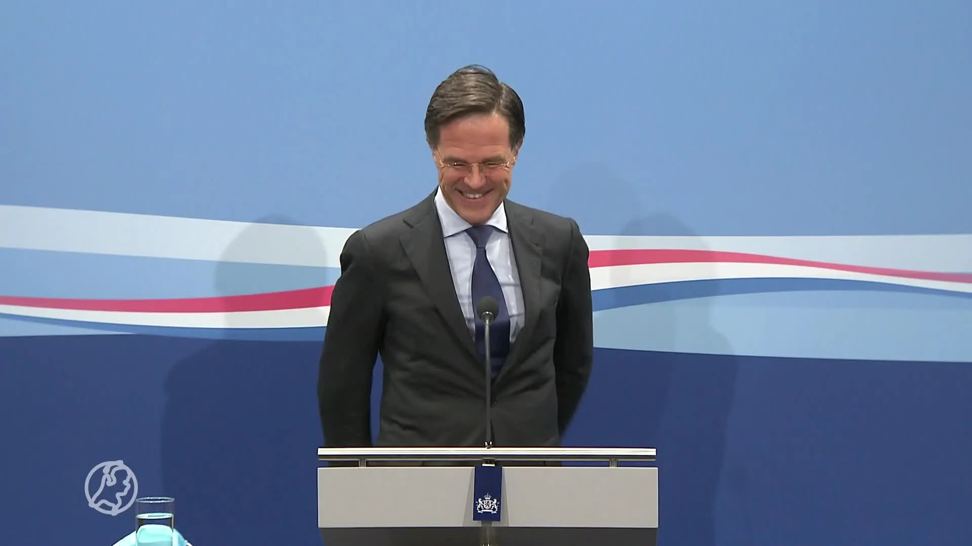 Rutte snipverkouden bij persconferentie: 'Ik houd me aan de voorschriften'