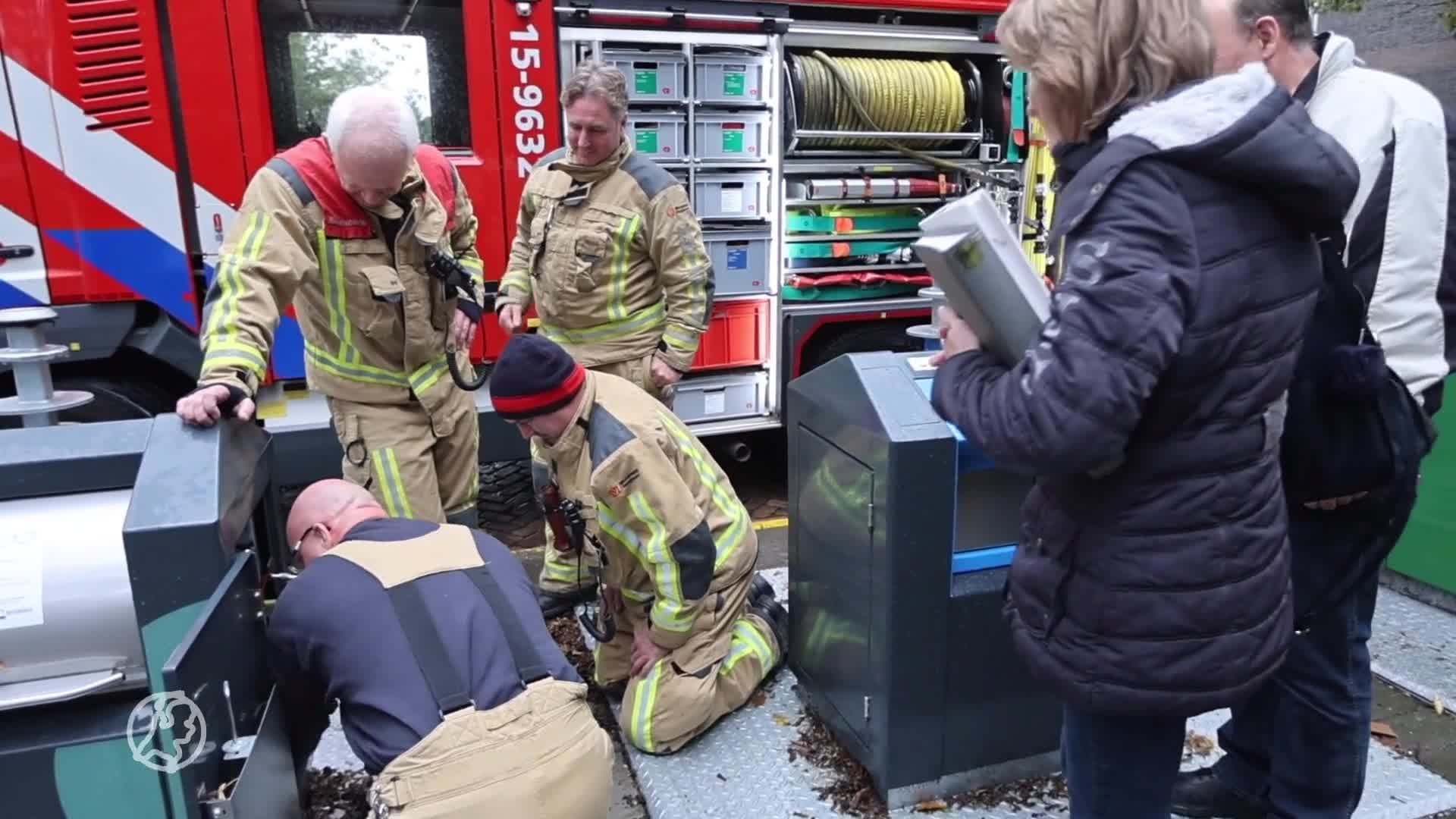 Brandweerhelden redden kostbare herinneringen uit ondergrondse container