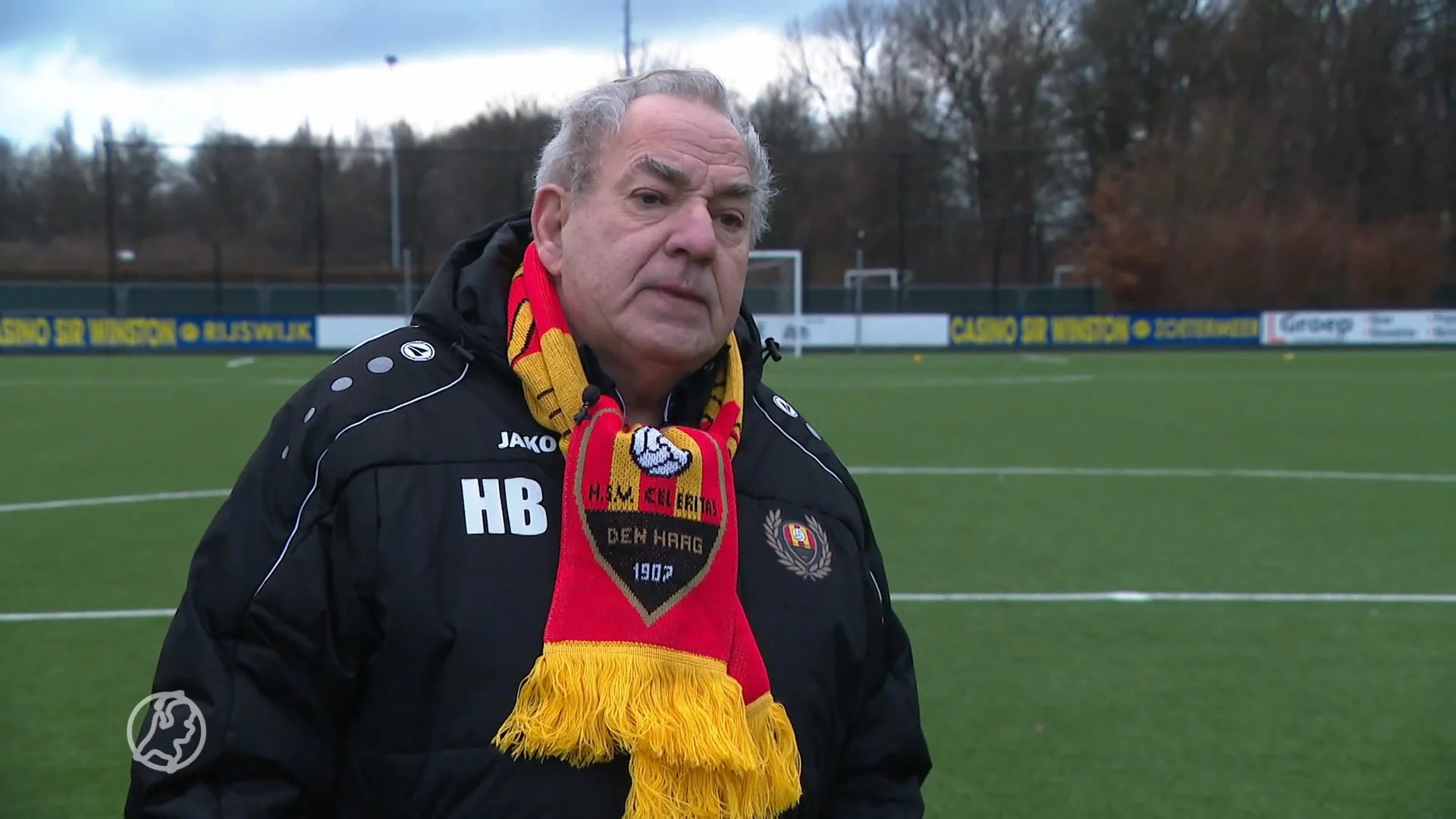 Jonge fotograaf Sandy en voetbalfanaat Hans kijken uit naar 2...