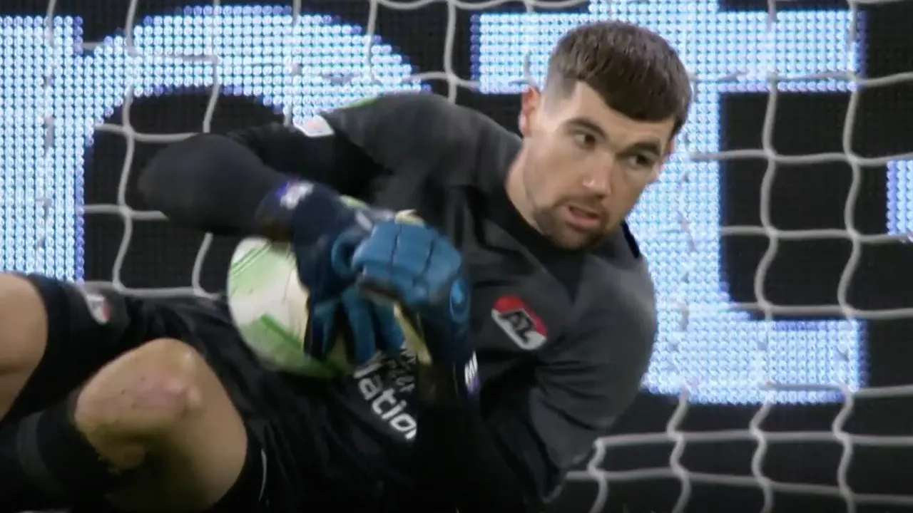 KANS: Schuiver Felipe Anderson is een prooi voor Ryan