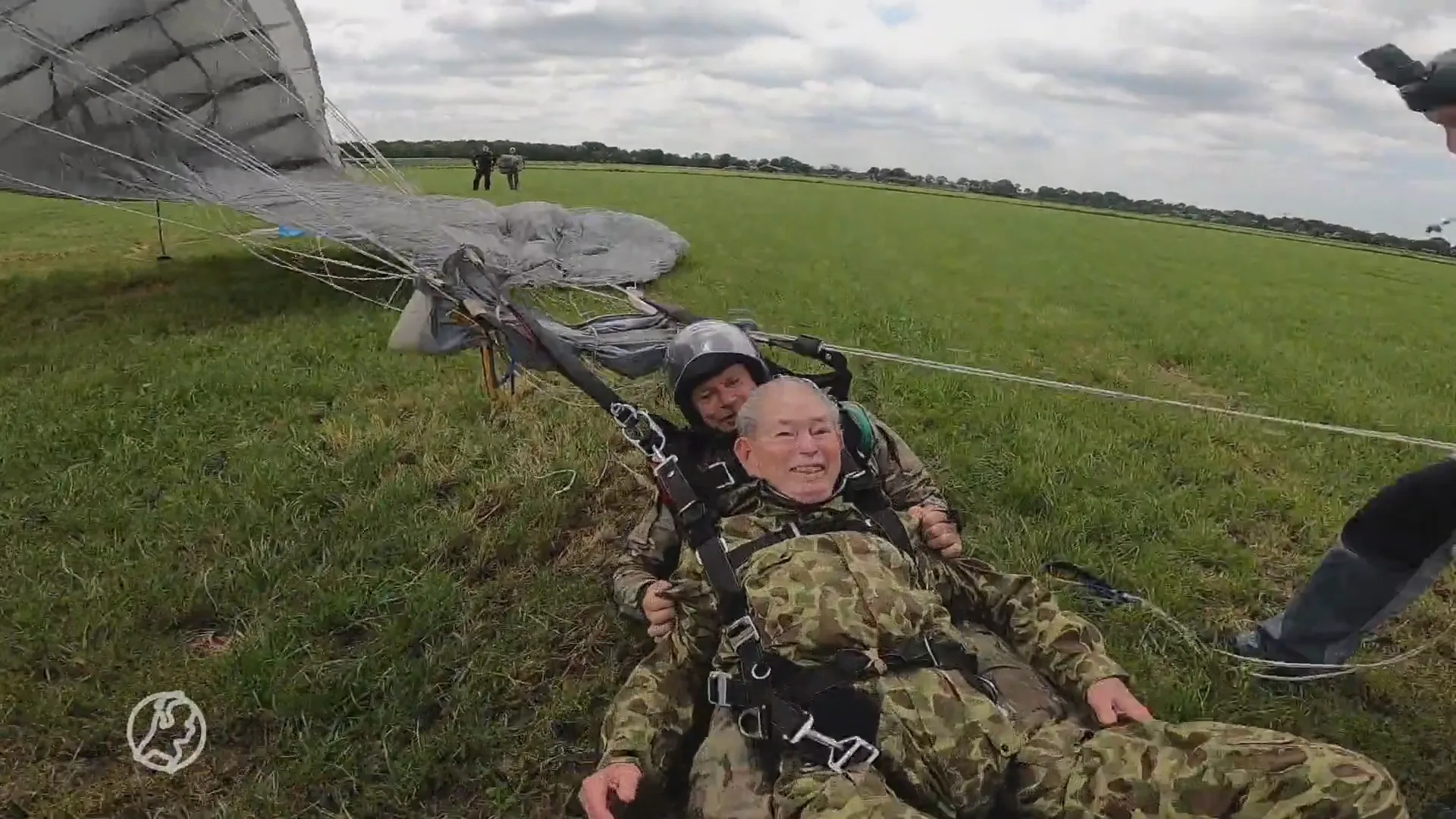 98-jarige Loek springt voor laatste keer uit vliegtuig